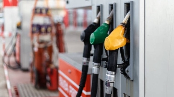 gia xang dau hom nay 253 leo doc 1 sau tuyen bo cua tong thong trump