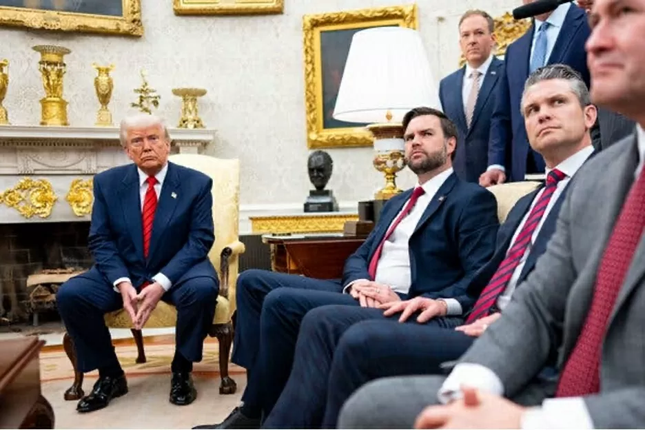 Tổng thống Trump, từ trái sang phải, Phó Tổng thống JD Vance và Bộ trưởng Quốc phòng Pete Hegseth tại Phòng Bầu dục vào thứ Hai.Tín dụng...(Nguồn: NYT)