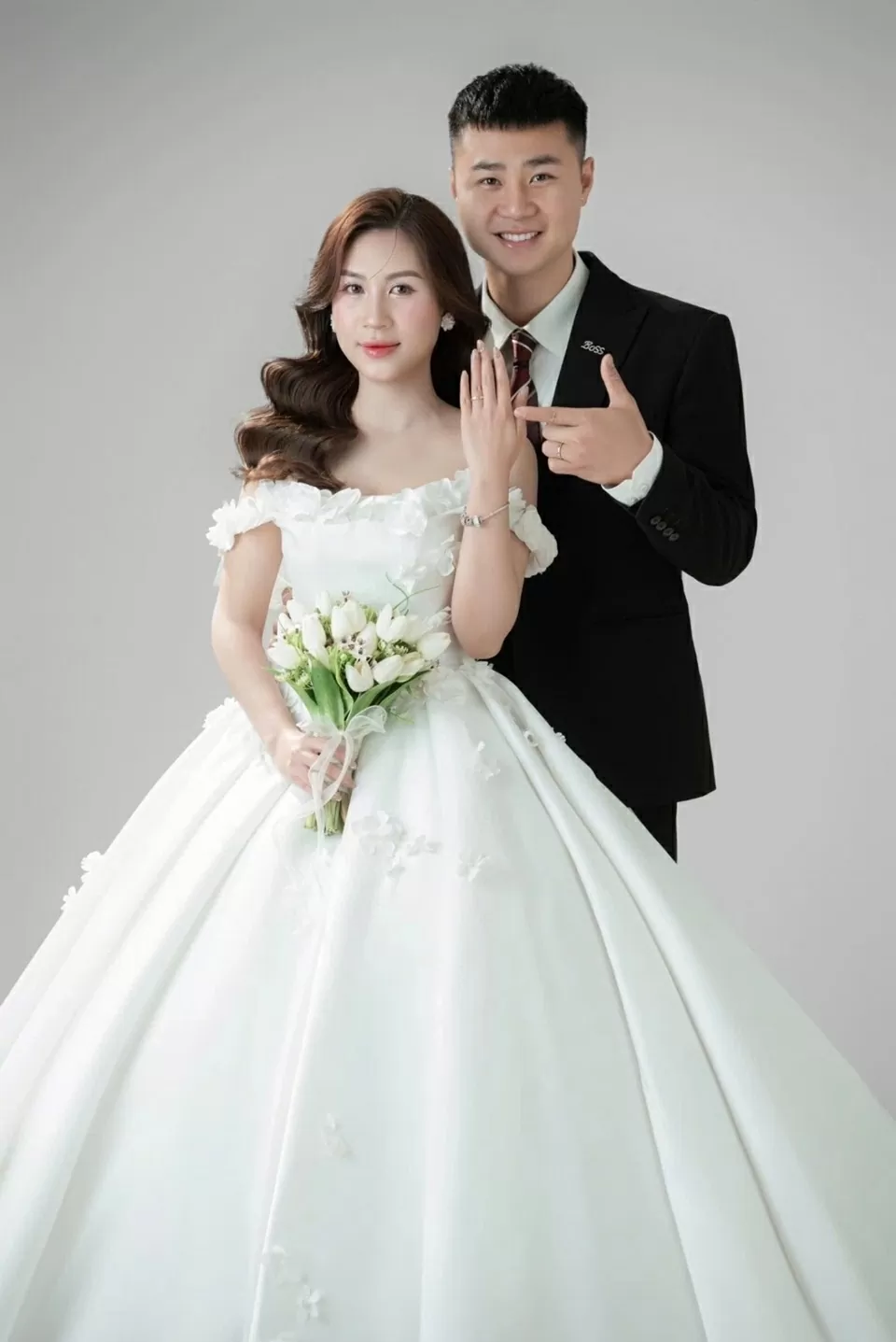 Thủ môn Văn Toản và bạn gái Quỳnh Chi tổ chức đám cưới hôm 21/3 tại quê nhà Hải Phòng. Phải đến ngày 23/3, thủ thành CLB Hải Phòng mới thông báo tin vui khi đăng ảnh cảm ơn gia đình, bạn bè, đồng nghiệp đã đến chung vui, chúc phúc cho vợ chồng anh.