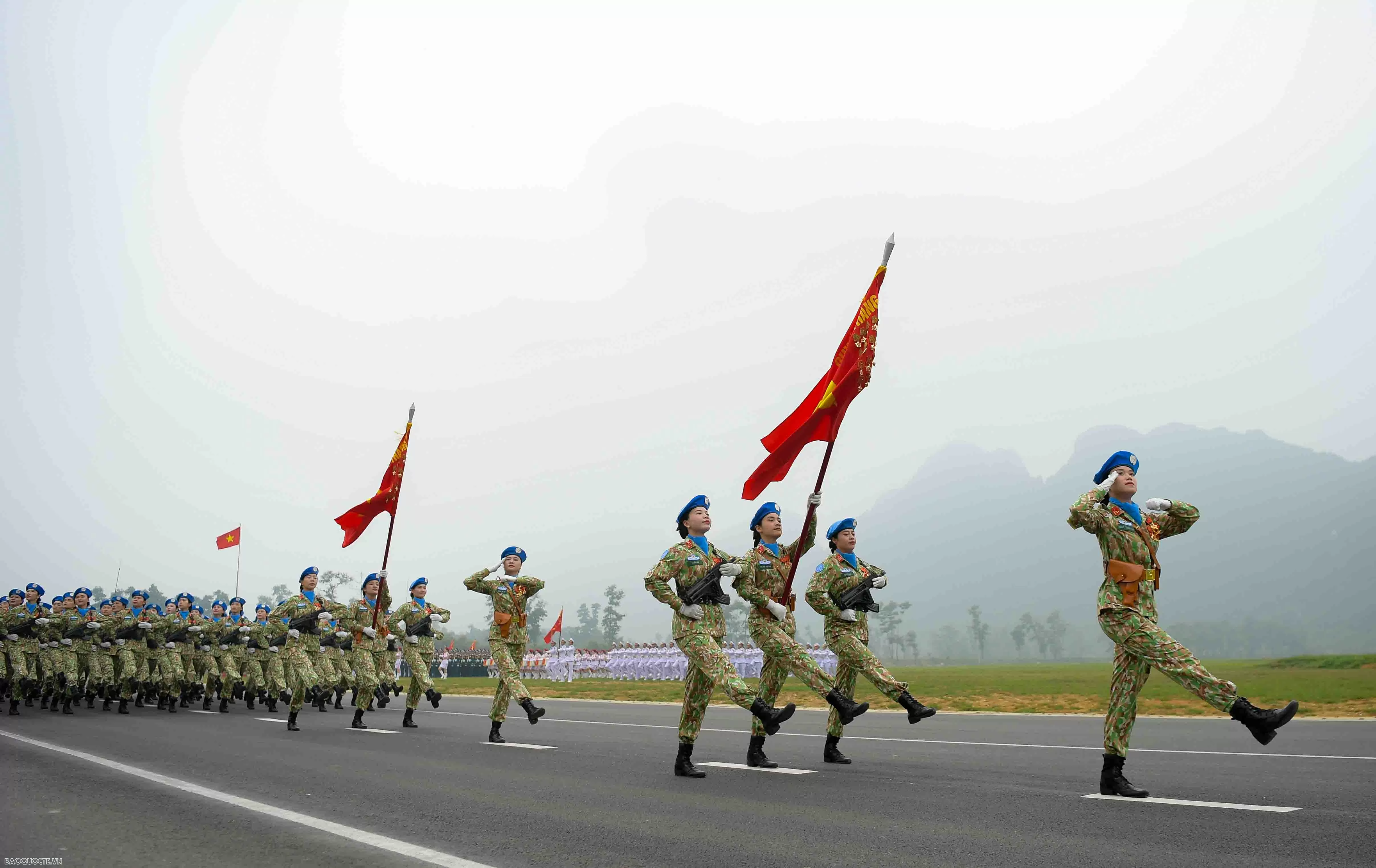 Bác vẫn cùng chúng cháu hành quân