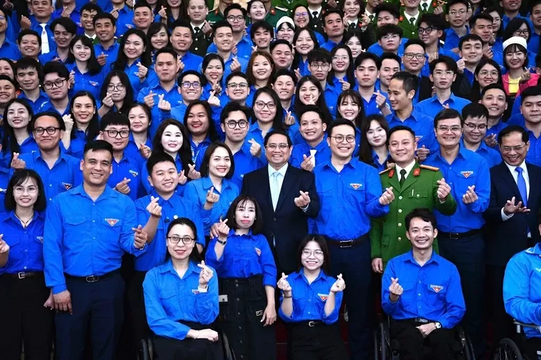 Thủ tướng Chính phủ Phạm Minh Chính chụp ảnh cùng các thanh niên tiêu biểu tại sự kiện Thủ tướng đối thoại với thanh niên Việt Nam năm 2025 diễn ra chiều 24/3. (Ảnh: Nhật Bắc)