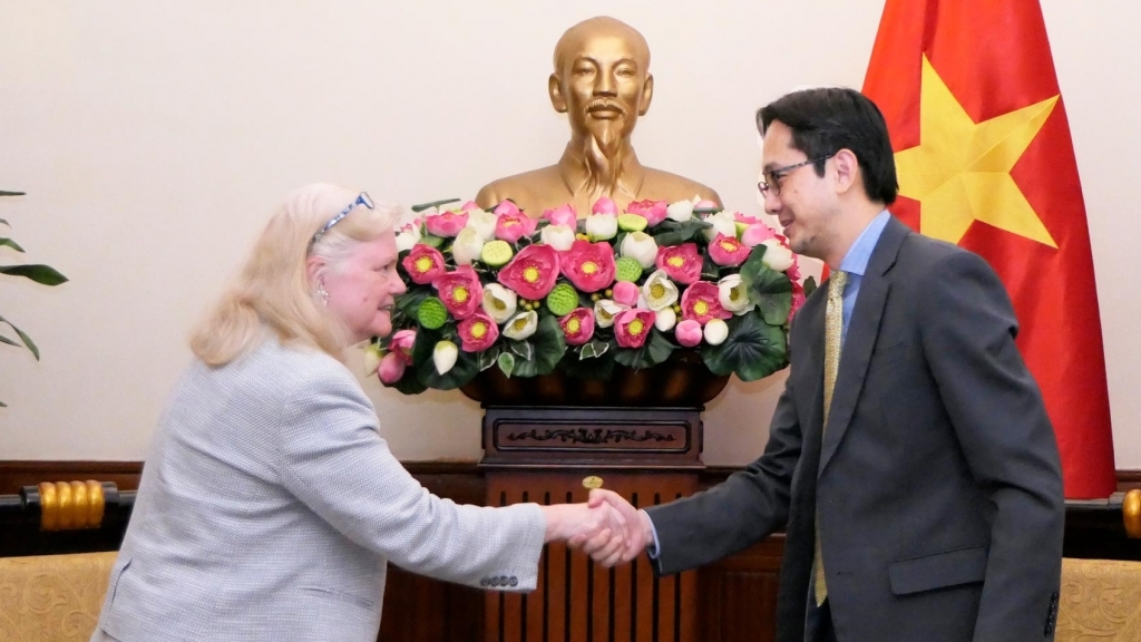 thu truong bo ngoai giao do hung viet tiep quyen tro ly ngoai truong thuong truc hoa ky