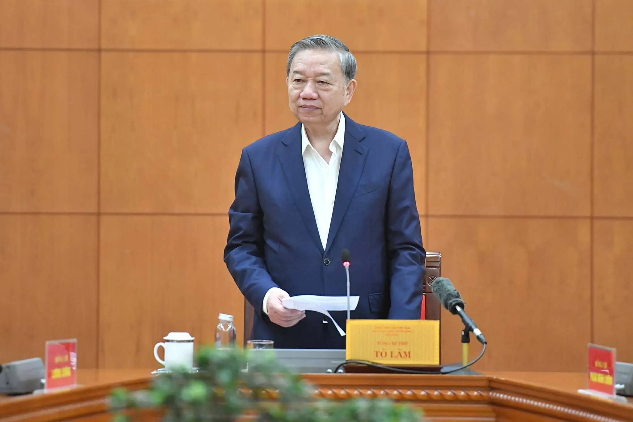 Đặc biệt coi trọng chất lượng nguồn nhân sự và có cơ cấu hài hòa, hợp lý