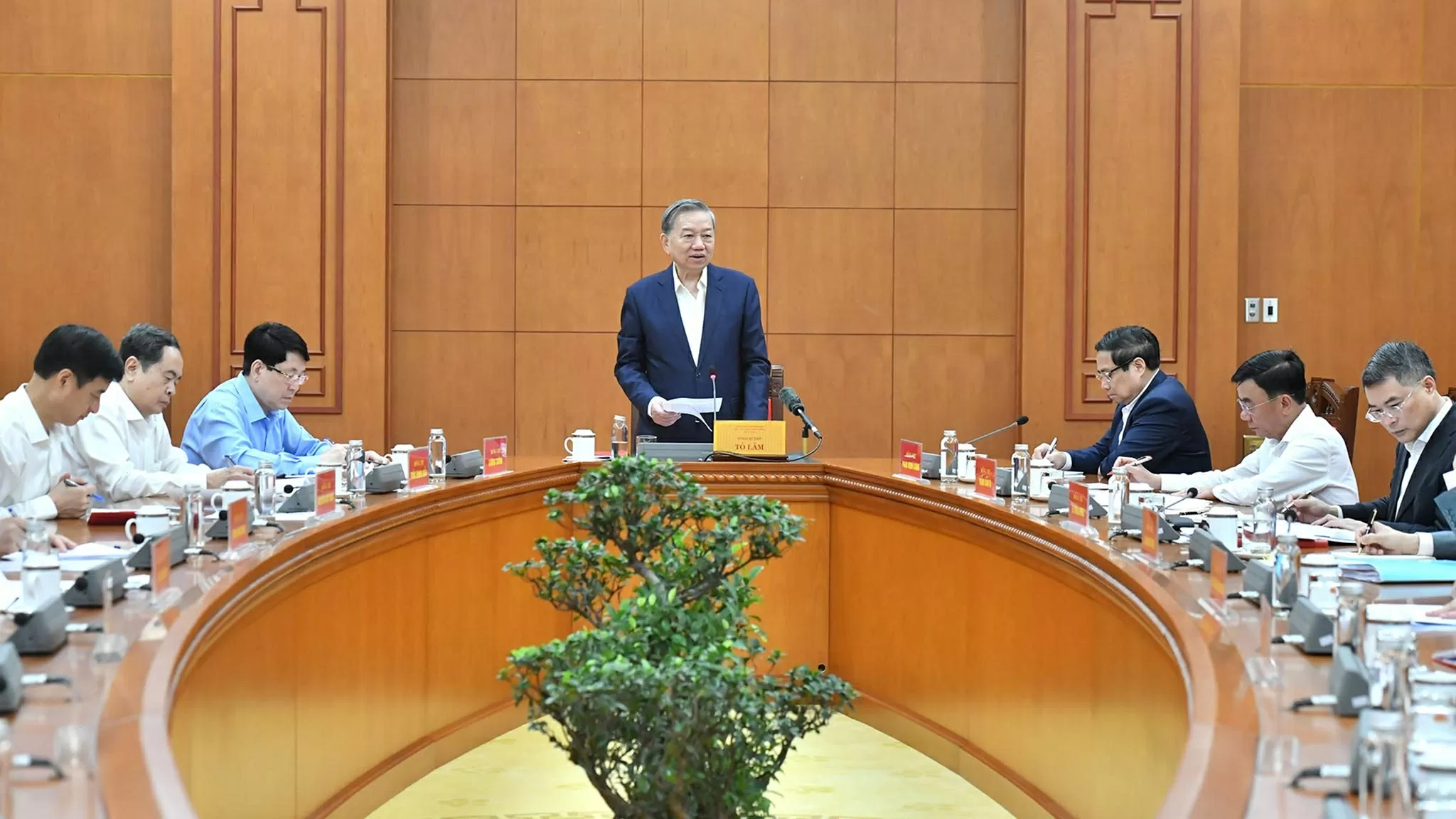 Đặc biệt coi trọng chất lượng nguồn nhân sự và có cơ cấu hài hòa, hợp lý Đặc biệt coi trọng chất lượng nguồn nhân sự và có cơ cấu hài hòa, hợp lý