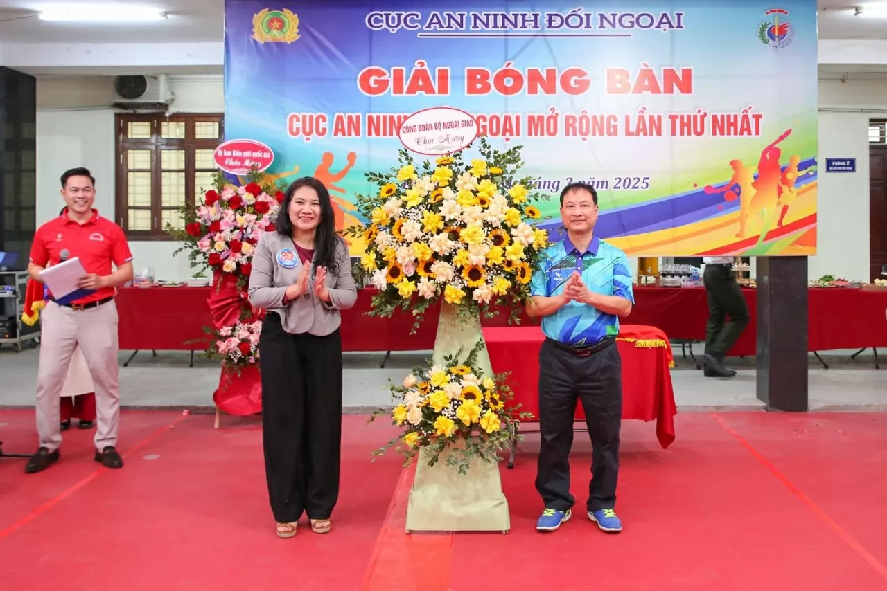 Thiếu tướng Đặng Khắc Chất, Phó Bí thư Đảng ủy, Phó Cục trưởng Cục An ninh đối ngoại và Bà Đỗ thị Thuỷ, Chủ tịch Công oàn Bộ Ngoại giao chụp ảnh lưu niệm, Thiếu tướng Đặng Khắc Chất, Phó Bí thư Đảng ủy, Phó Cục trưởng Cục An ninh đối ngoại và Bà Đỗ thị Thuỷ, Chủ tịch Công oàn Bộ Ngoại giao chụp ảnh lưu niệm,