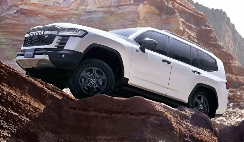 Phiên bản GR Sport - biến thể thể thao của Land Cruiser 2025 sẽ được trang bị thêm đèn soi đất tại khu vực khoang hành lý