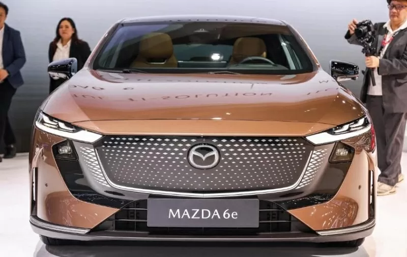 Mazda 6e vẫn giữ vững ngôn ngữ thiết kế Kodo với lưới tản nhiệt bao quanh bởi dải đèn LED
