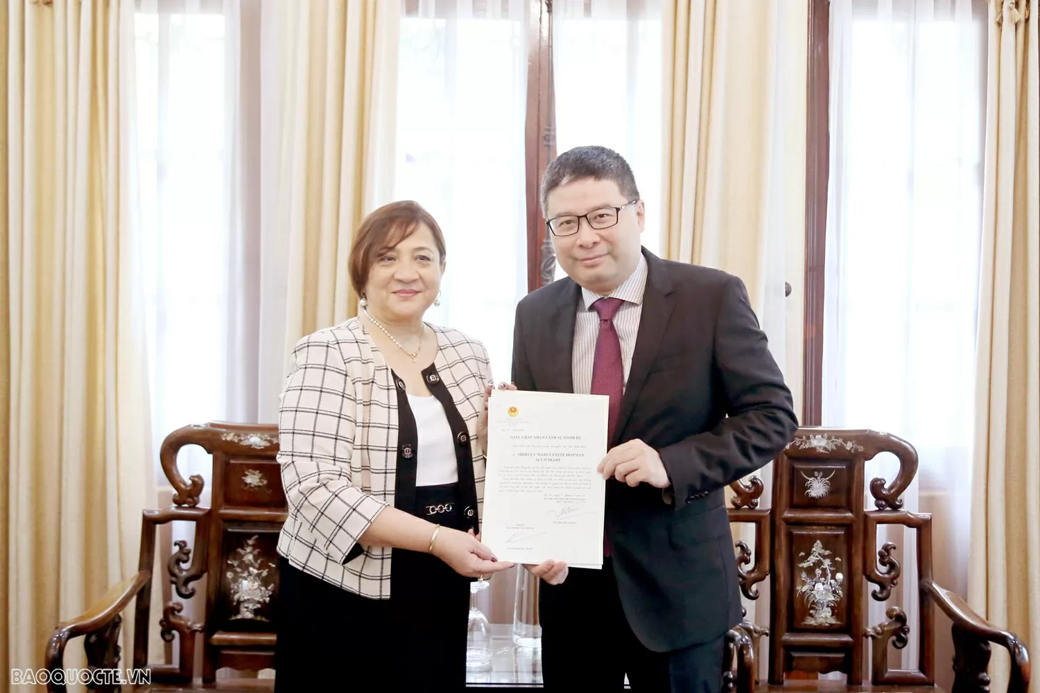 Bộ Ngoại giao trao Giấy Chấp nhận lãnh sự Lãnh sự danh dự Sri Lanka tại Thành phố Hồ Chí Minh. Bộ Ngoại giao trao Giấy chấp nhận Lãnh sự danh dự Sri Lanka tại TP. Hồ Chí Minh