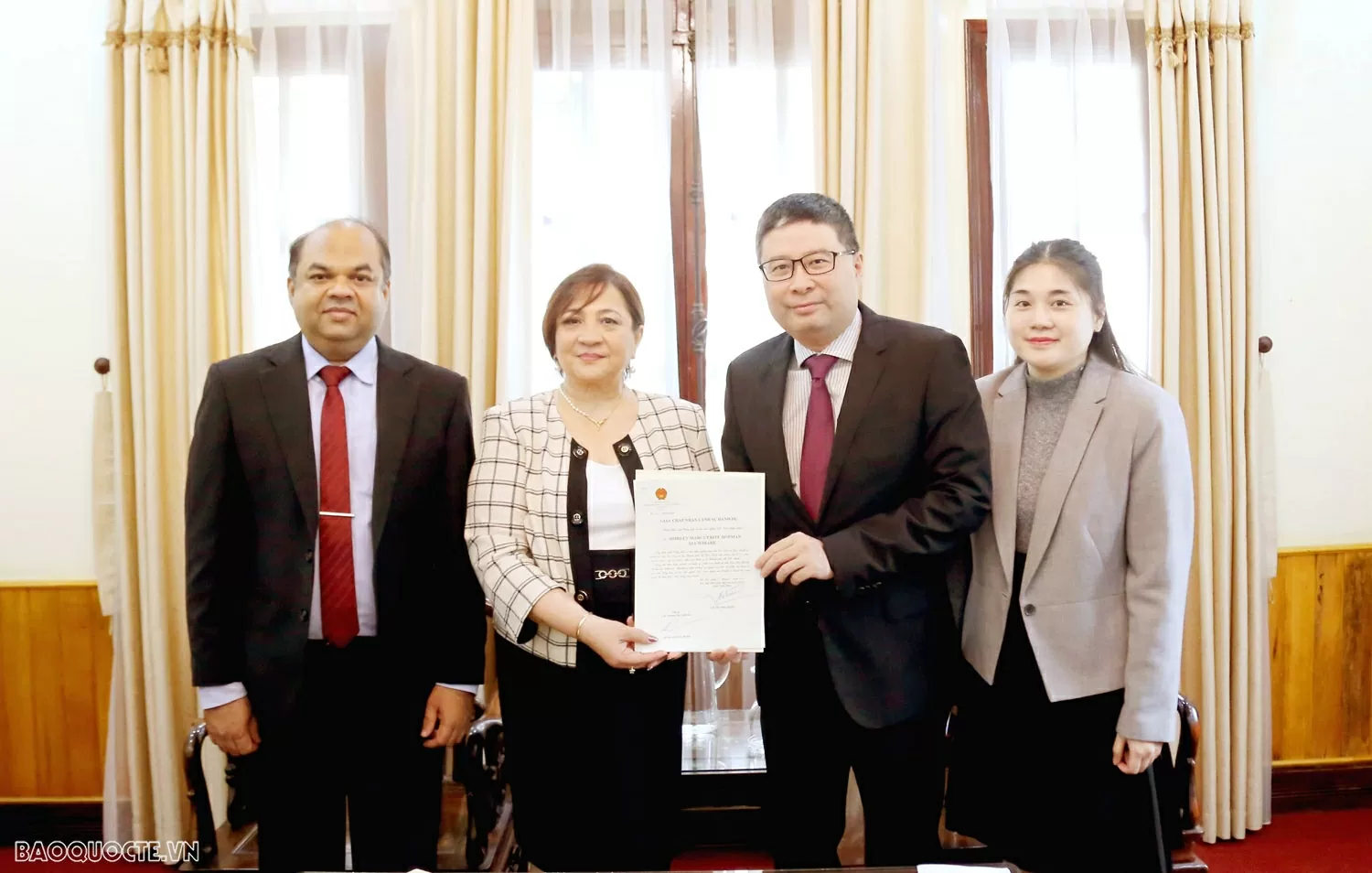 Bộ Ngoại giao trao Giấy Chấp nhận lãnh sự Lãnh sự danh dự Sri Lanka tại Thành phố Hồ Chí Minh. Bộ Ngoại giao trao Giấy chấp nhận Lãnh sự danh dự Sri Lanka tại TP. Hồ Chí Minh