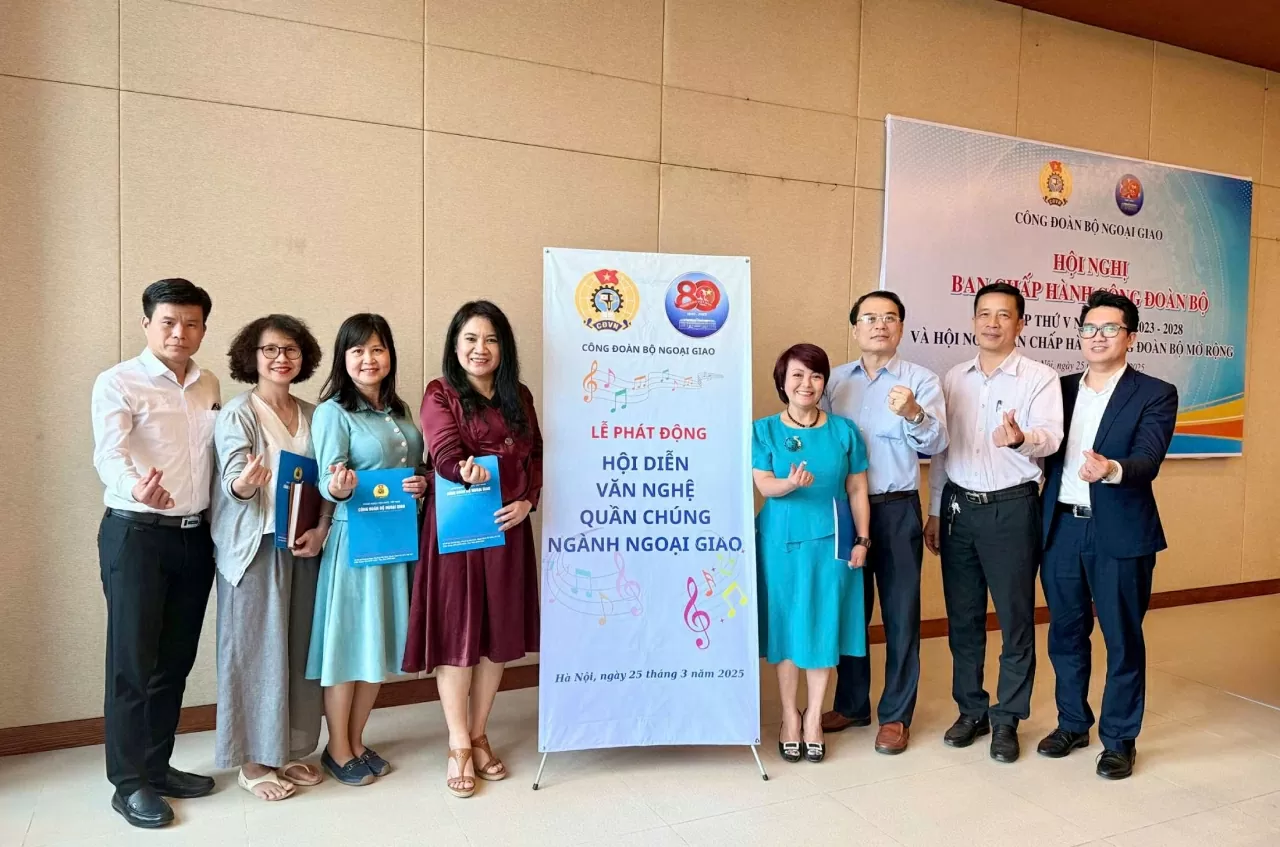 Các đại biểu chụp ảnh lưu niệm. (Ảnh: Xuân Sơn)