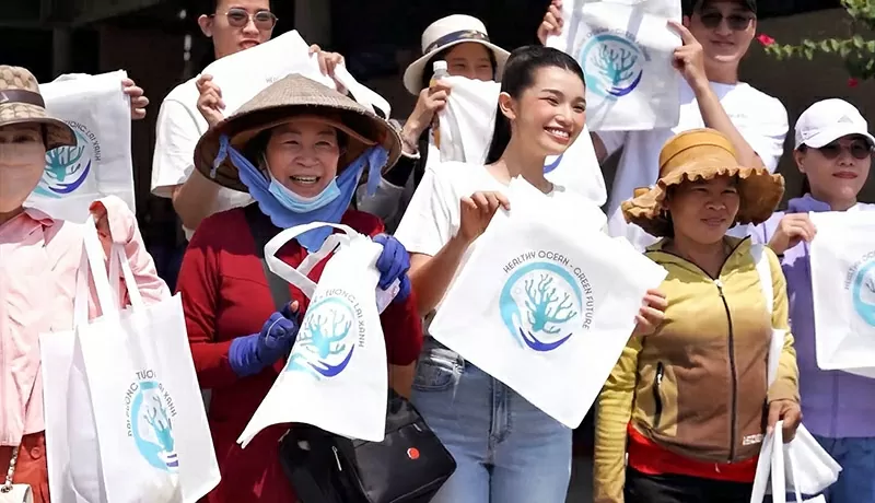 Cô đang hợp tác với Hiệp hội Du lịch Nha Trang - Khánh Hòa và Viện Hải dương học trong các dự án phục hồi san hô và tuyên truyền nâng cao ý thức cộng đồng.