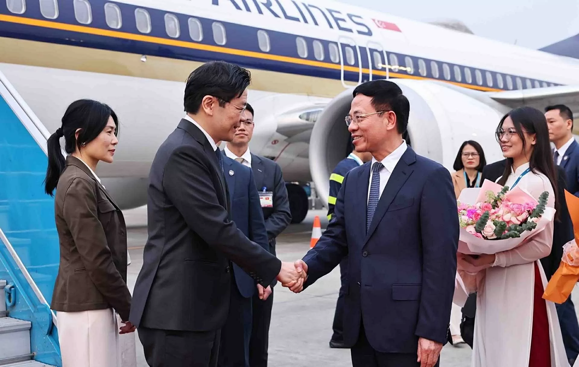 Thủ tướng Singapore và Phu nhân đến Hà Nội, bắt đầu chuyến thăm chính thức Việt Nam