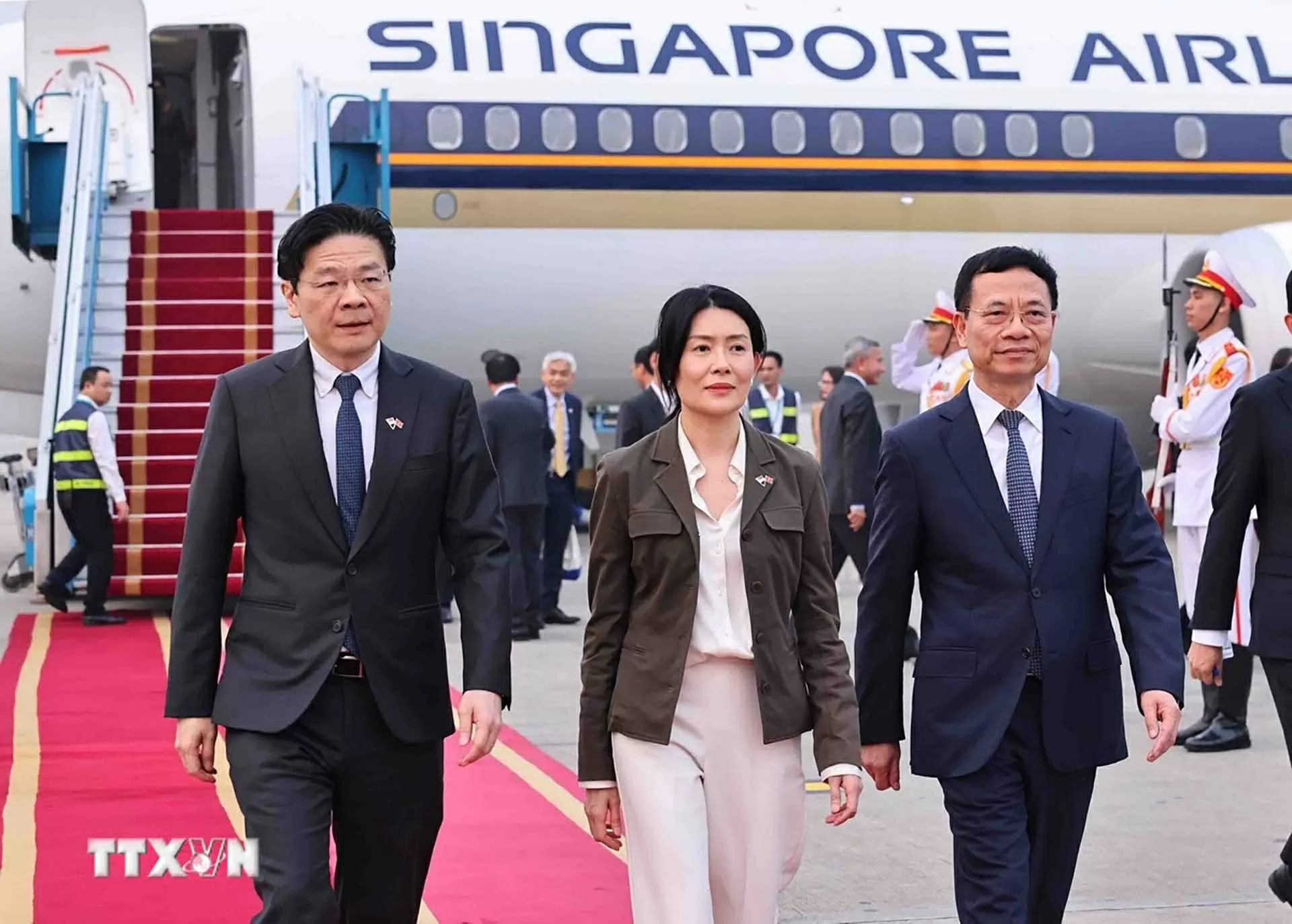 Thủ tướng Singapore và Phu nhân đến Hà Nội, bắt đầu chuyến thăm chính thức Việt Nam