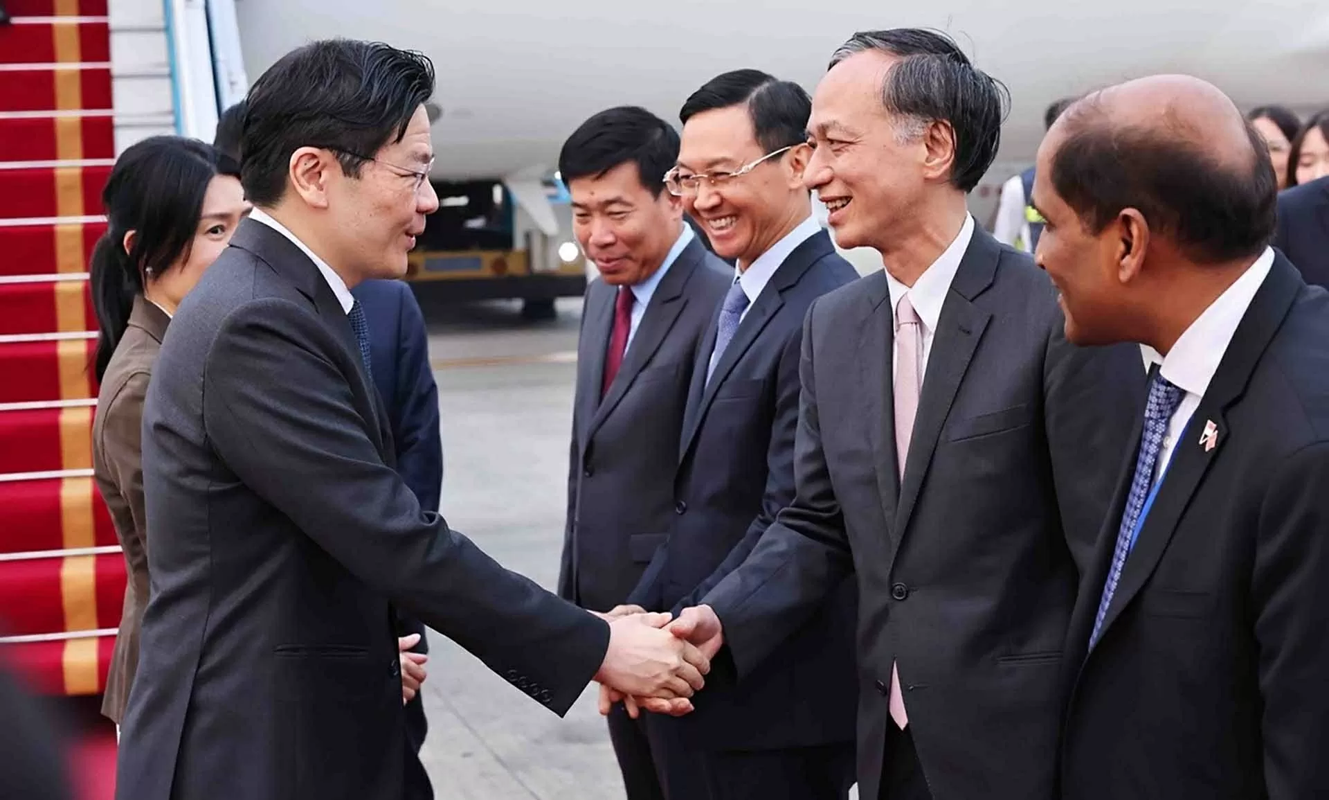 Thủ tướng Singapore và Phu nhân đến Hà Nội, bắt đầu chuyến thăm chính thức Việt Nam