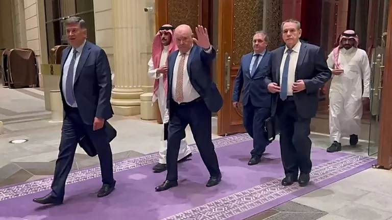 Thành viên đoàn đàm phán Liên bang Nga rời khỏi cuộc họp ở thủ đô Riyadh của Saudi Arabia. Ảnh: Sputnik Thành viên đoàn đàm phán Liên bang Nga rời khỏi cuộc họp ở thủ đô Riyadh của Saudi Arabia. Ảnh: Sputnik