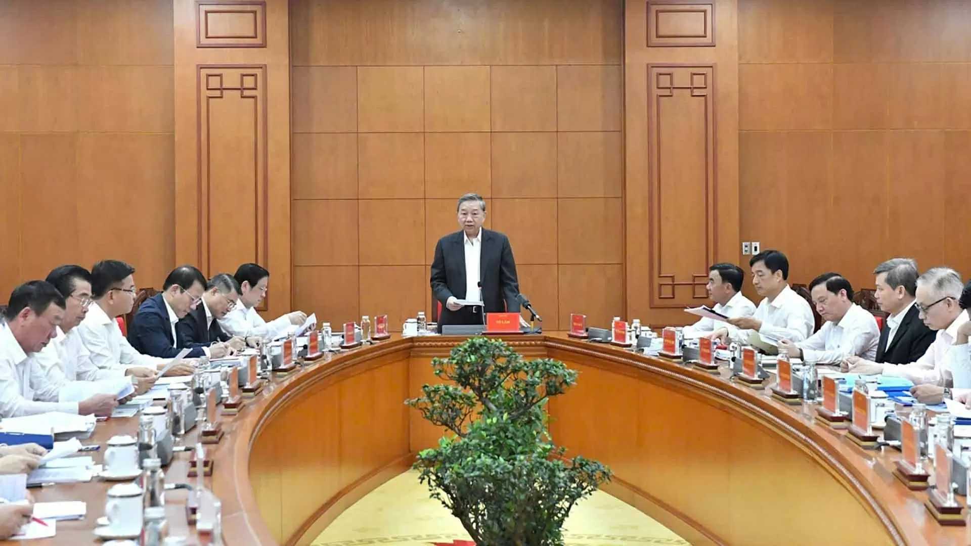 Đẩy mạnh phòng, chống tham nhũng, lãng phí, tiêu cực gắn với hoàn thành sắp xếp, tinh gọn tổ chức bộ máy