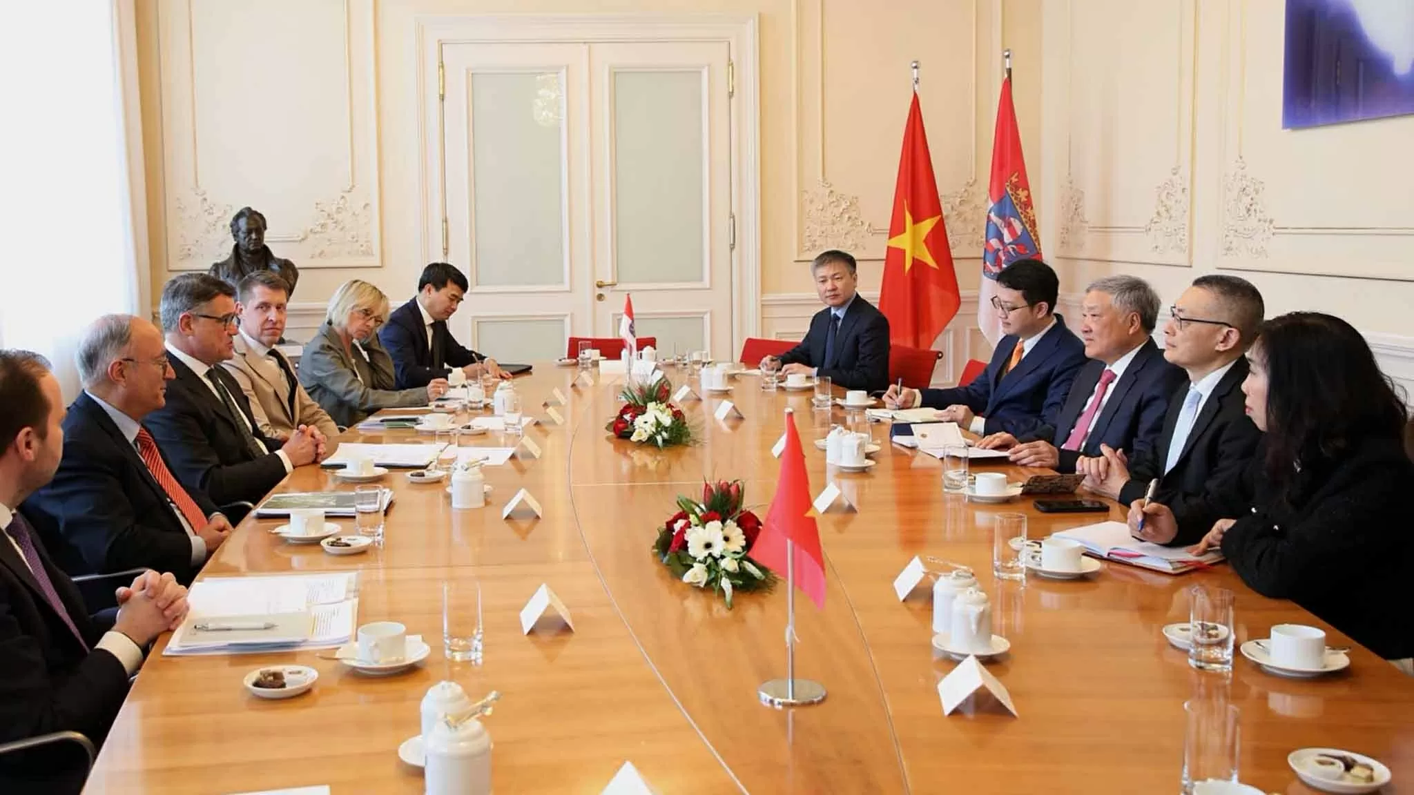 Phó Thủ tướng Thường trực Nguyễn Hòa Bình gặp Thủ hiến bang Hessen, Đức Phó Thủ tướng Thường trực Nguyễn Hòa Bình gặp Thủ hiến bang Hessen, Đức