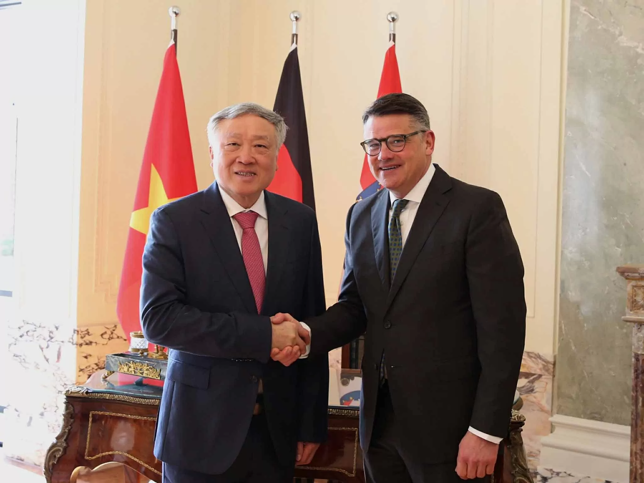 Phó Thủ tướng Thường trực Nguyễn Hòa Bình gặp Thủ hiến bang Hessen, Đức