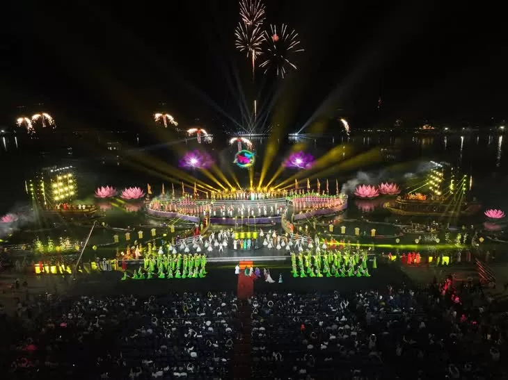 oàn cảnh sân khấu lễ khai mạc Năm Du lịch quốc gia Huế 2025 - Ảnh: TRẦN THIỆN oàn cảnh sân khấu lễ khai mạc Năm Du lịch quốc gia Huế 2025 - Ảnh: TRẦN THIỆN