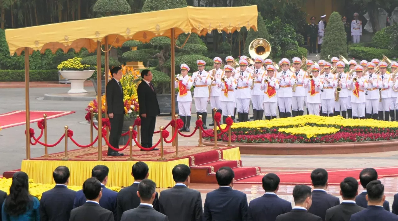 Thủ tướng Phạm Minh Chính và Thủ tướng Singapore Lawrence Wong thực hiện nghi lễ chào cờ hai nước. (Ảnh:Thành Long)