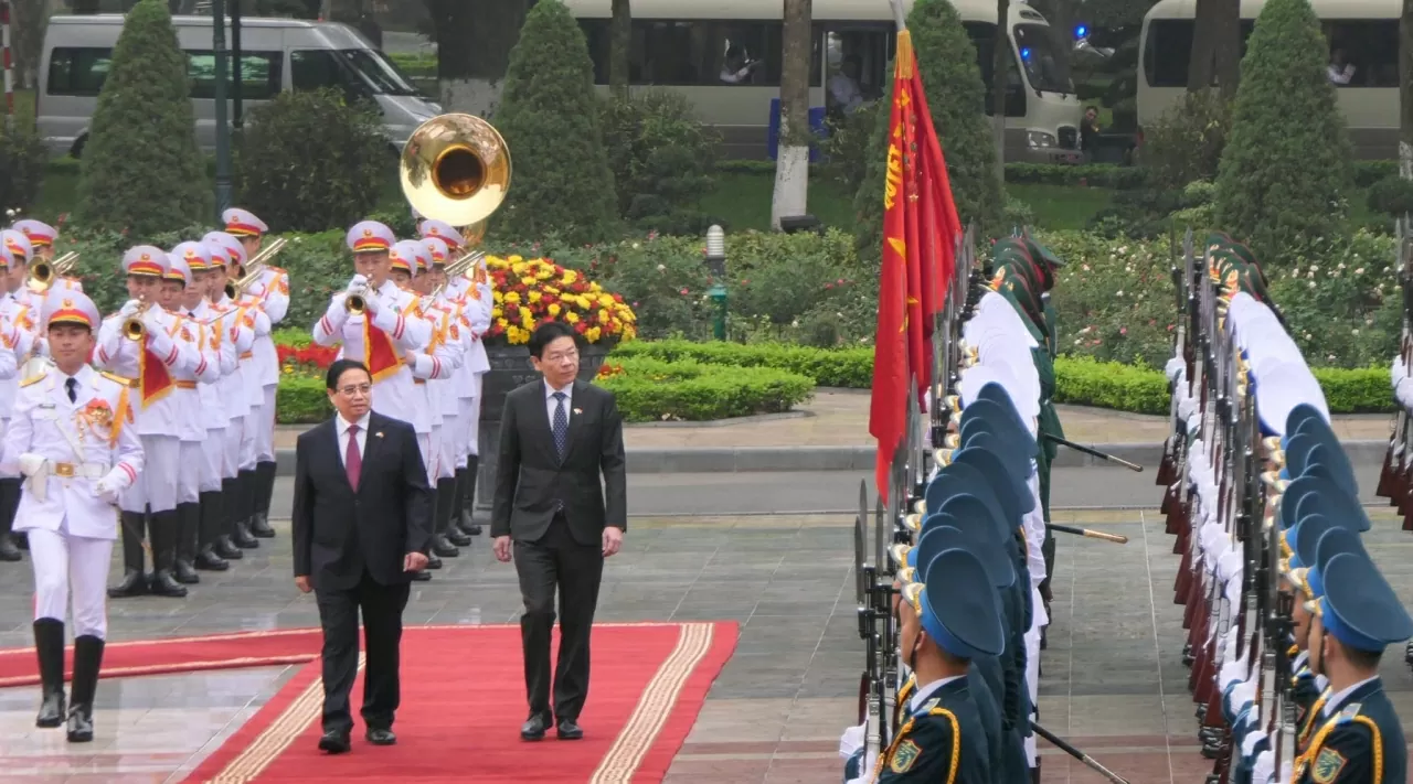 Thủ tướng Phạm Minh Chính và Thủ tướng Lawrence Wong duyệt Đội danh dự Quân đội nhân dân Việt Nam. (Ảnh:Thành Long) Thủ tướng Phạm Minh Chính và Thủ tướng Lawrence Wong duyệt Đội danh dự Quân đội nhân dân Việt Nam. (Ảnh:Thành Long)