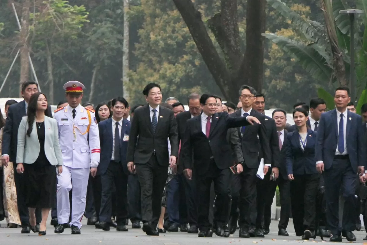 Thủ tướng Phạm Minh Chính và Thủ tướng Lawrence Wong di chuyển từ Phủ Chủ tịch tới Trụ sở Chính phủ để tiến hành hội đàm. (Ảnh:Thành Long) Thủ tướng Phạm Minh Chính và Thủ tướng Lawrence Wong di chuyển từ Phủ Chủ tịch tới Trụ sở Chính phủ để tiến hành hội đàm. (Ảnh:Thành Long)