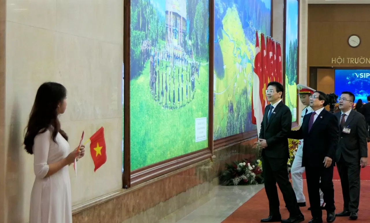 Thủ tướng Phạm Minh Chính và Thủ tướng Lawrence Wong cùng tham quan không gian trưng bày ảnh về những dốc mốc lịch sử trong quan hệ hai nước. (Ảnh: Thành Long) Thủ tướng Phạm Minh Chính và Thủ tướng Lawrence Wong cùng tham quan không gian trưng bày ảnh về những dốc mốc lịch sử trong quan hệ hai nước. (Ảnh: Thành Long)