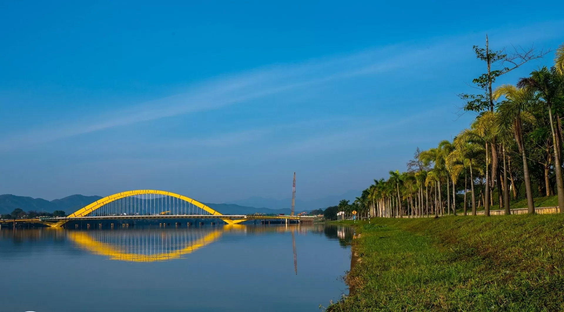 ầu Nguyễn Hoàng nối đôi bờ sông Hương. Ảnh: Visit Huế