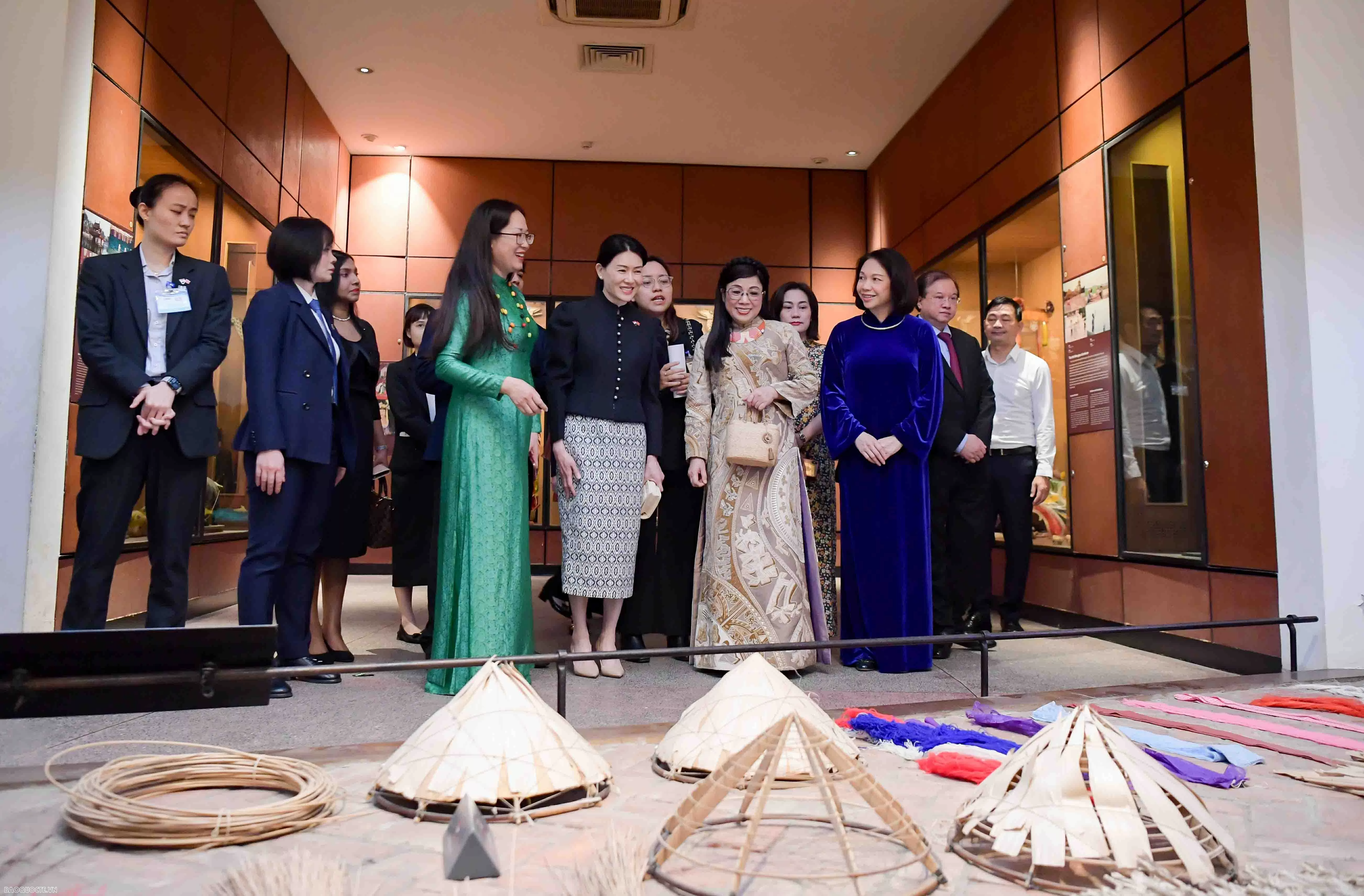 Phu nhân Thủ tướng tham quan bảo tàng dân tộc học Phu nhân Thủ tướng tham quan bảo tàng dân tộc học