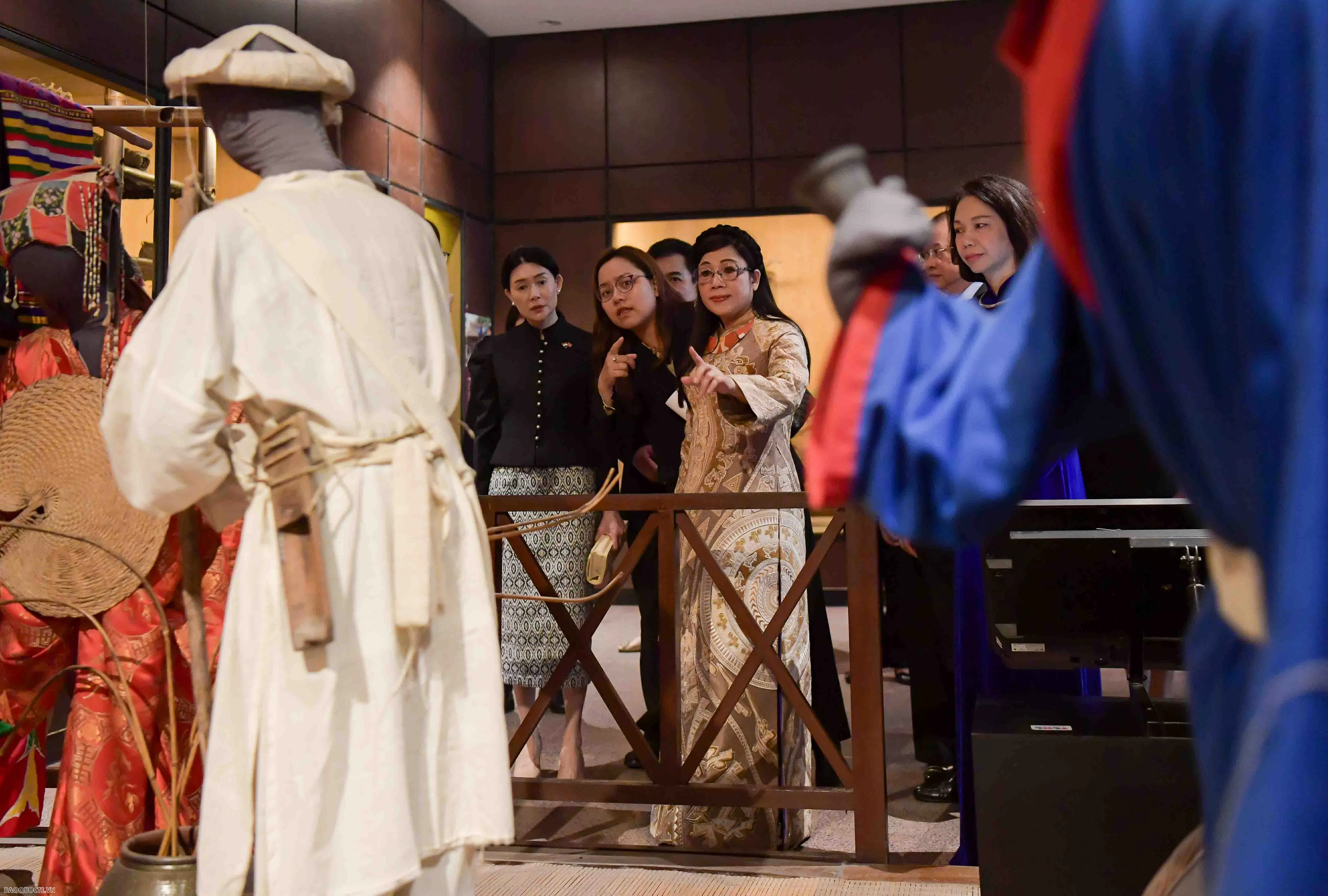 Phu nhân Thủ tướng tham quan bảo tàng dân tộc học Phu nhân Thủ tướng tham quan bảo tàng dân tộc học