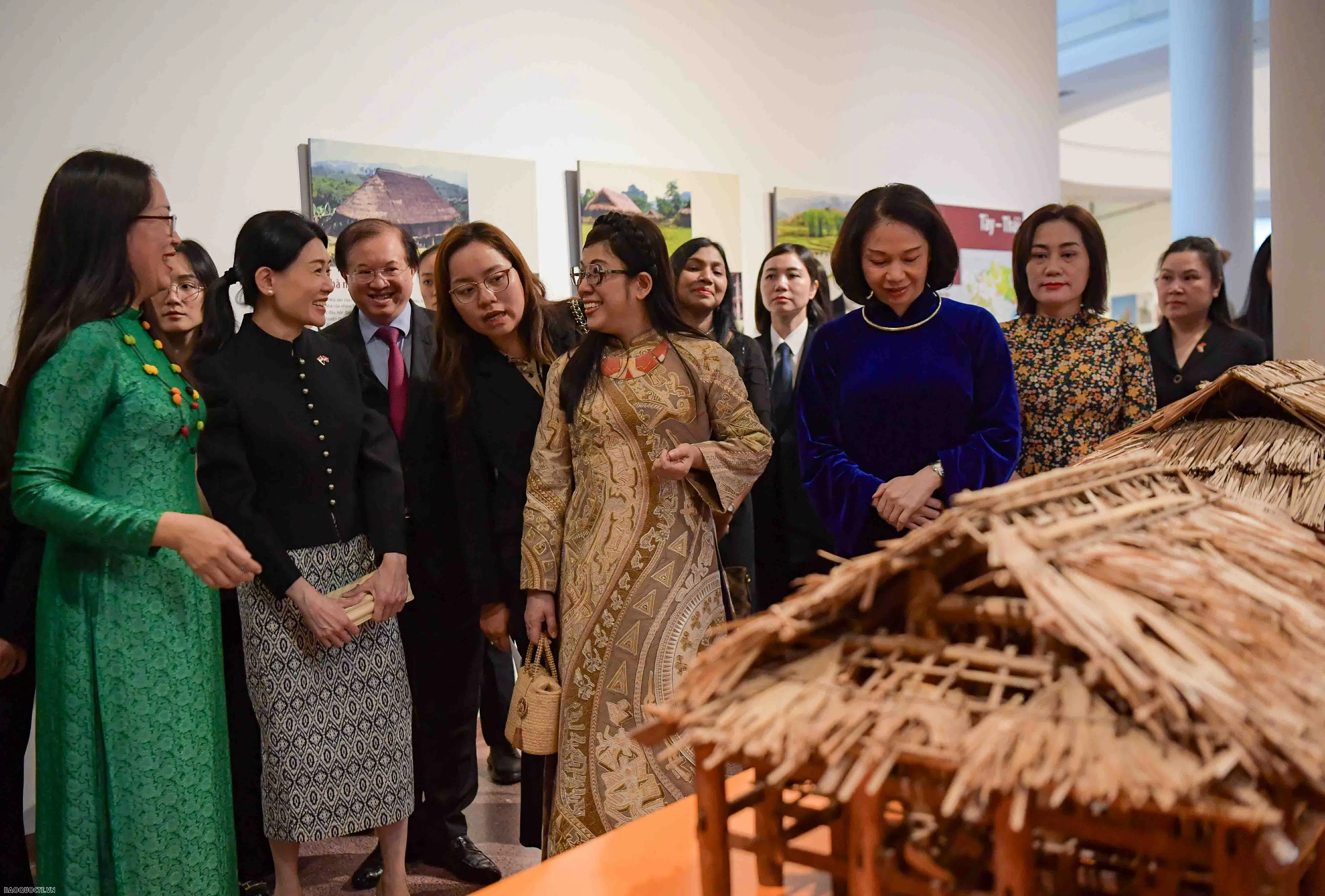 Phu nhân Thủ tướng tham quan bảo tàng dân tộc học Phu nhân Thủ tướng tham quan bảo tàng dân tộc học