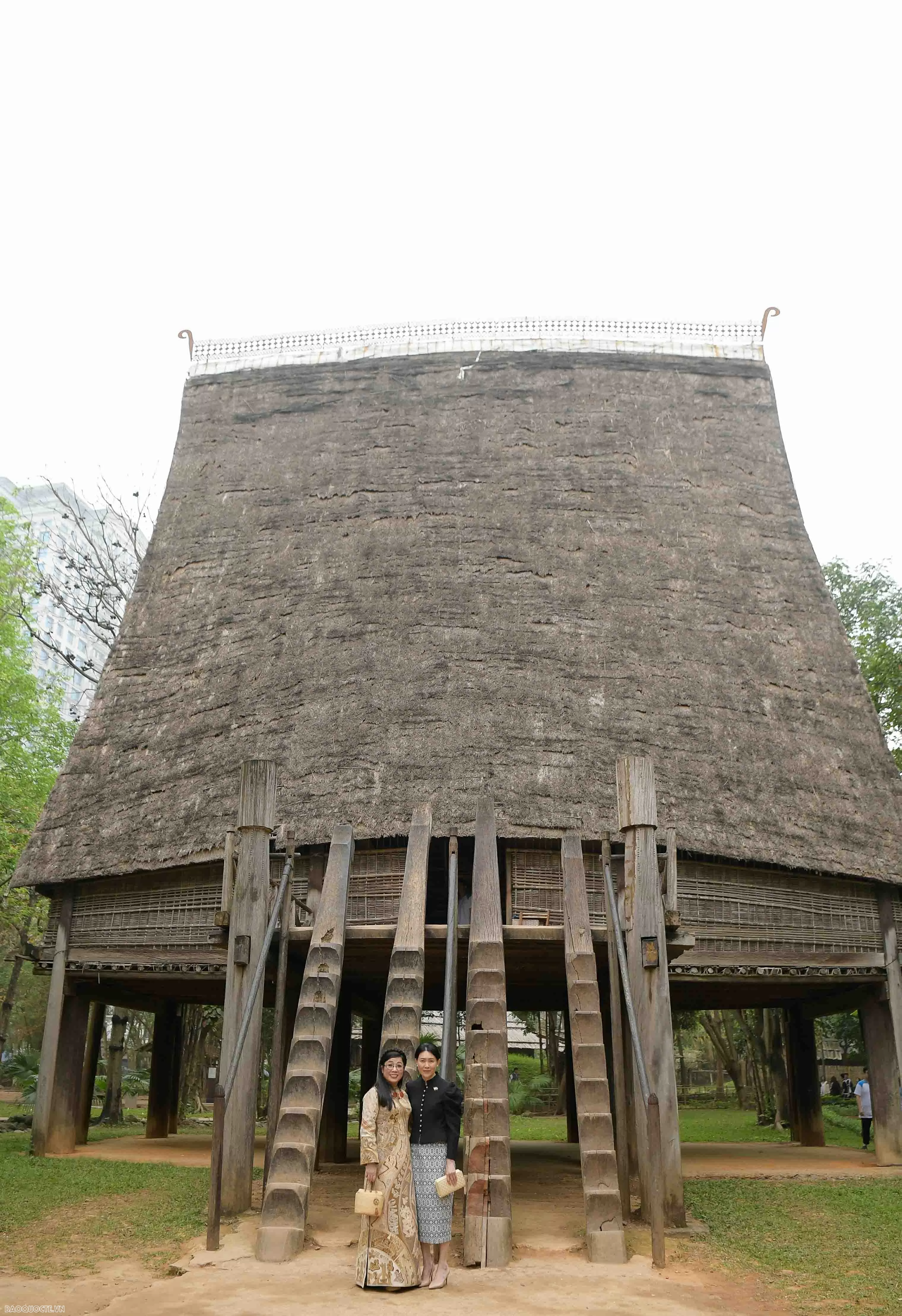 Phu nhân Thủ tướng tham quan bảo tàng dân tộc học