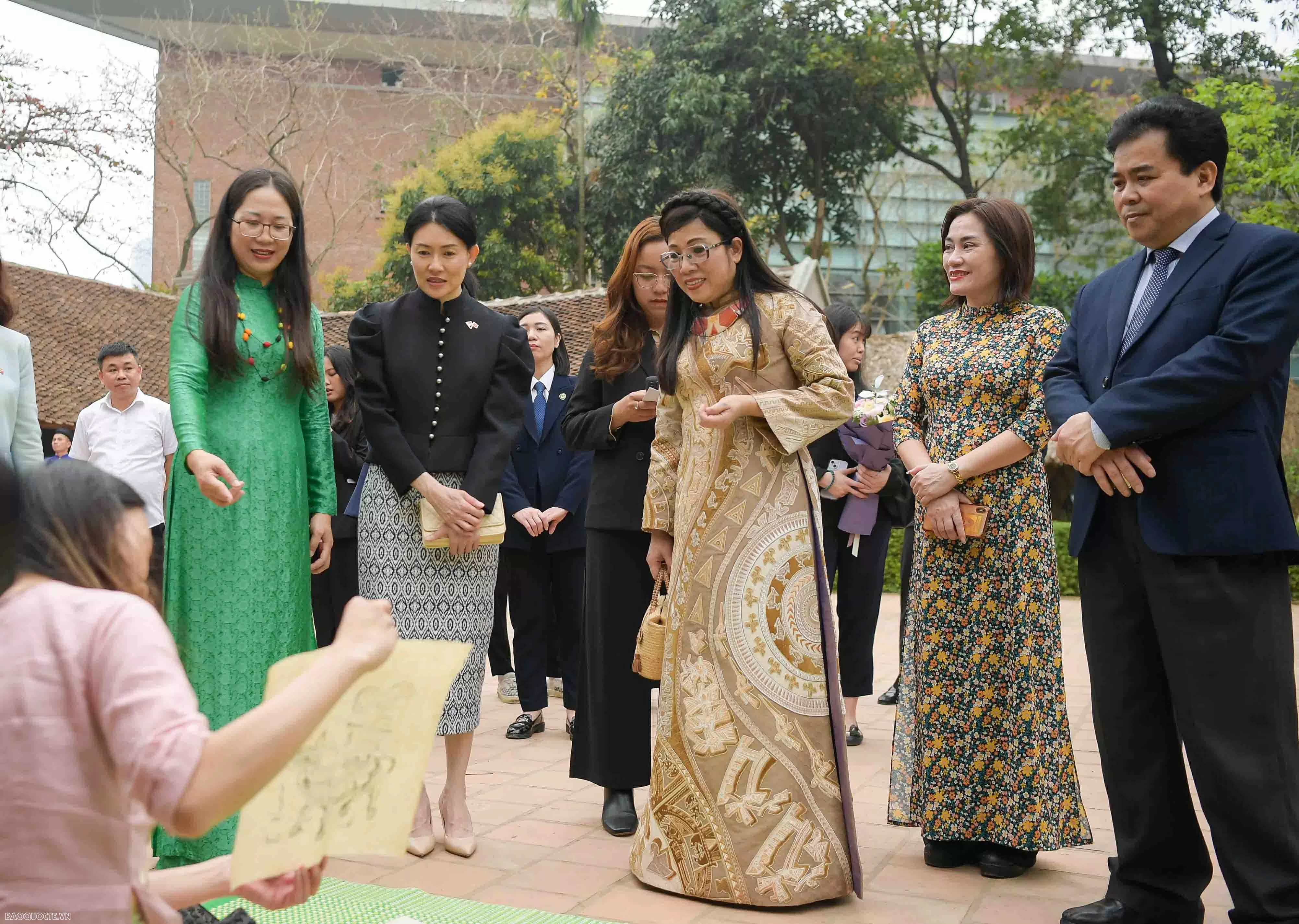 Phu nhân Thủ tướng tham quan bảo tàng dân tộc học