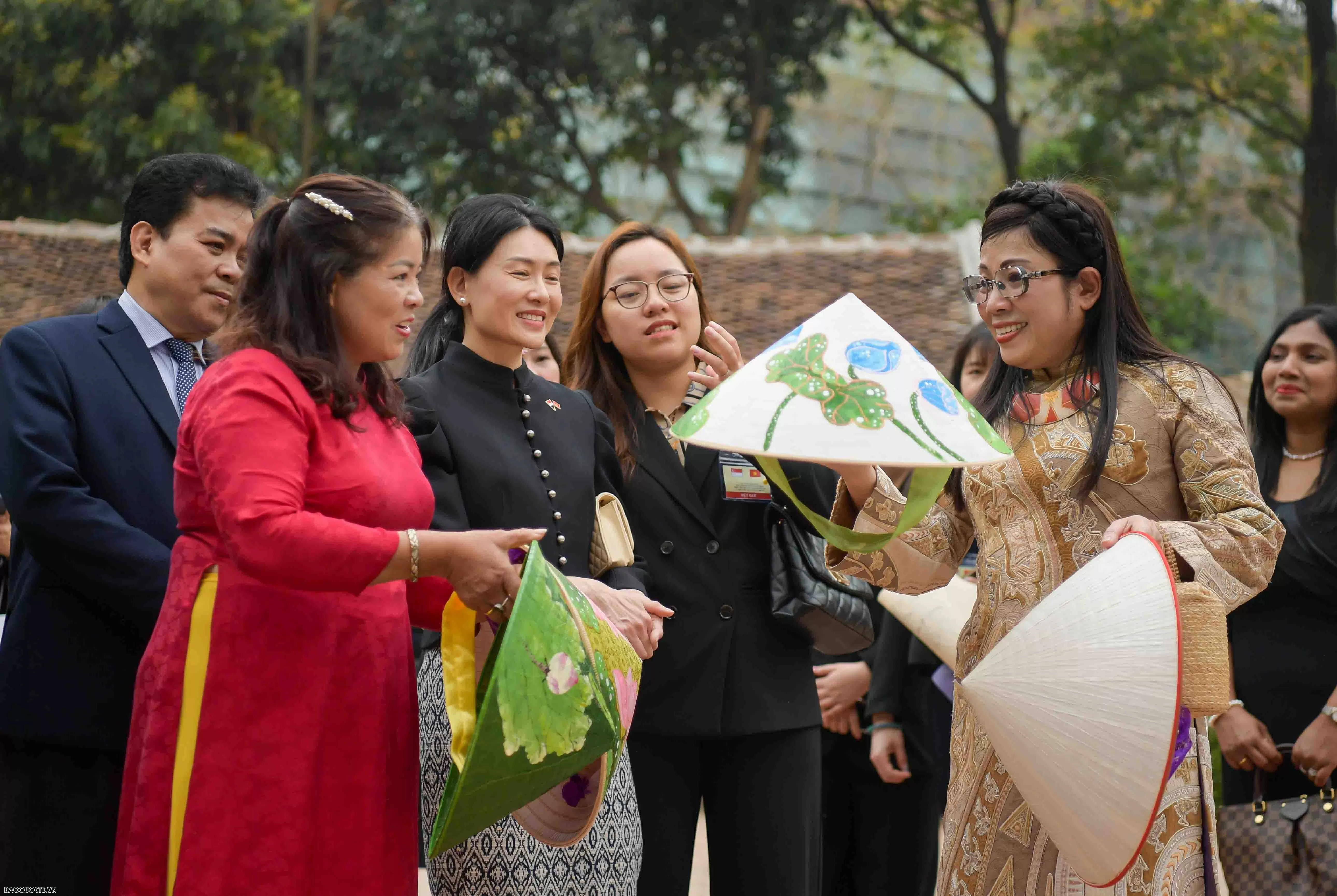 Phu nhân Thủ tướng tham quan bảo tàng dân tộc học