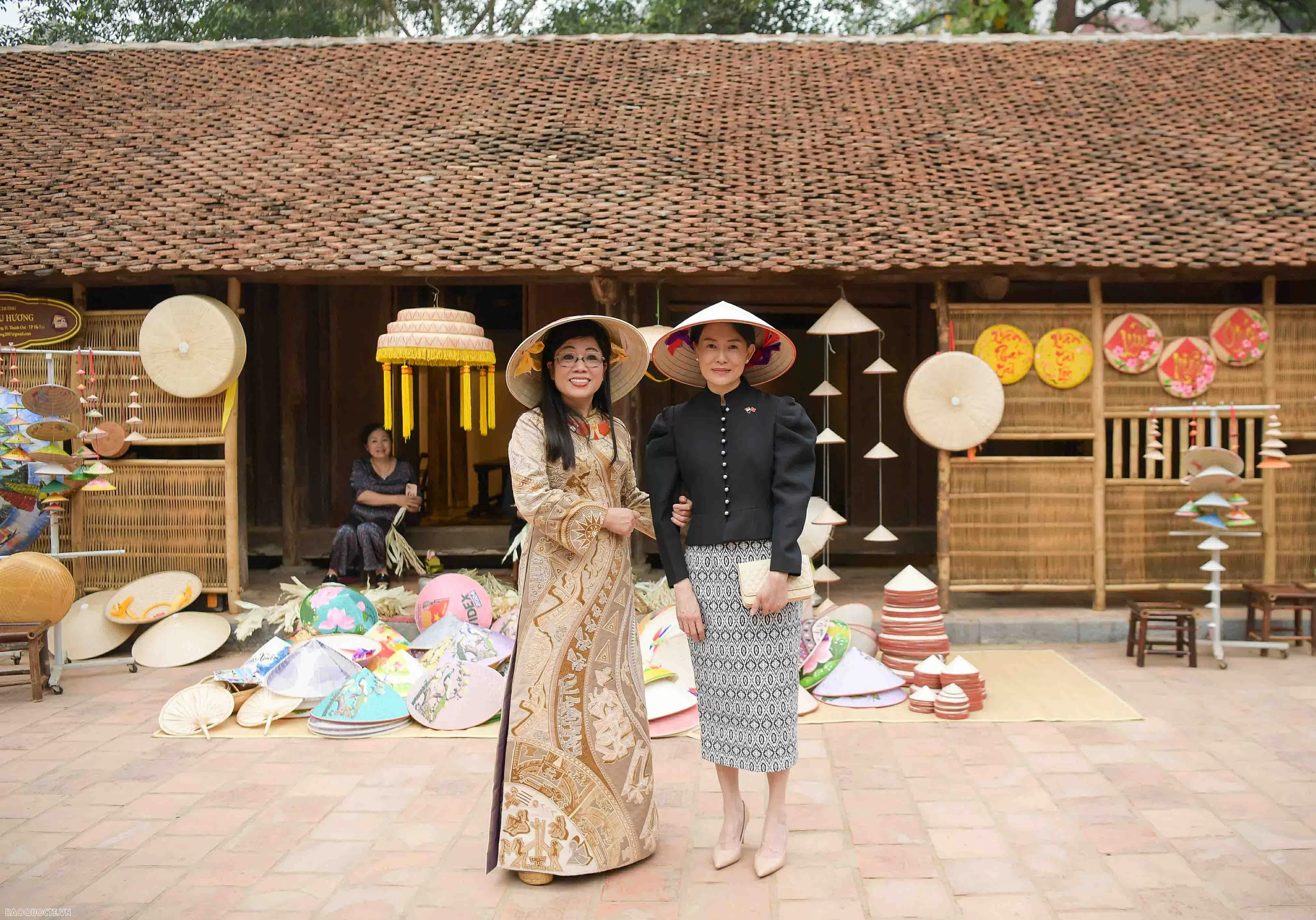 Phu nhân Thủ tướng tham quan bảo tàng dân tộc học