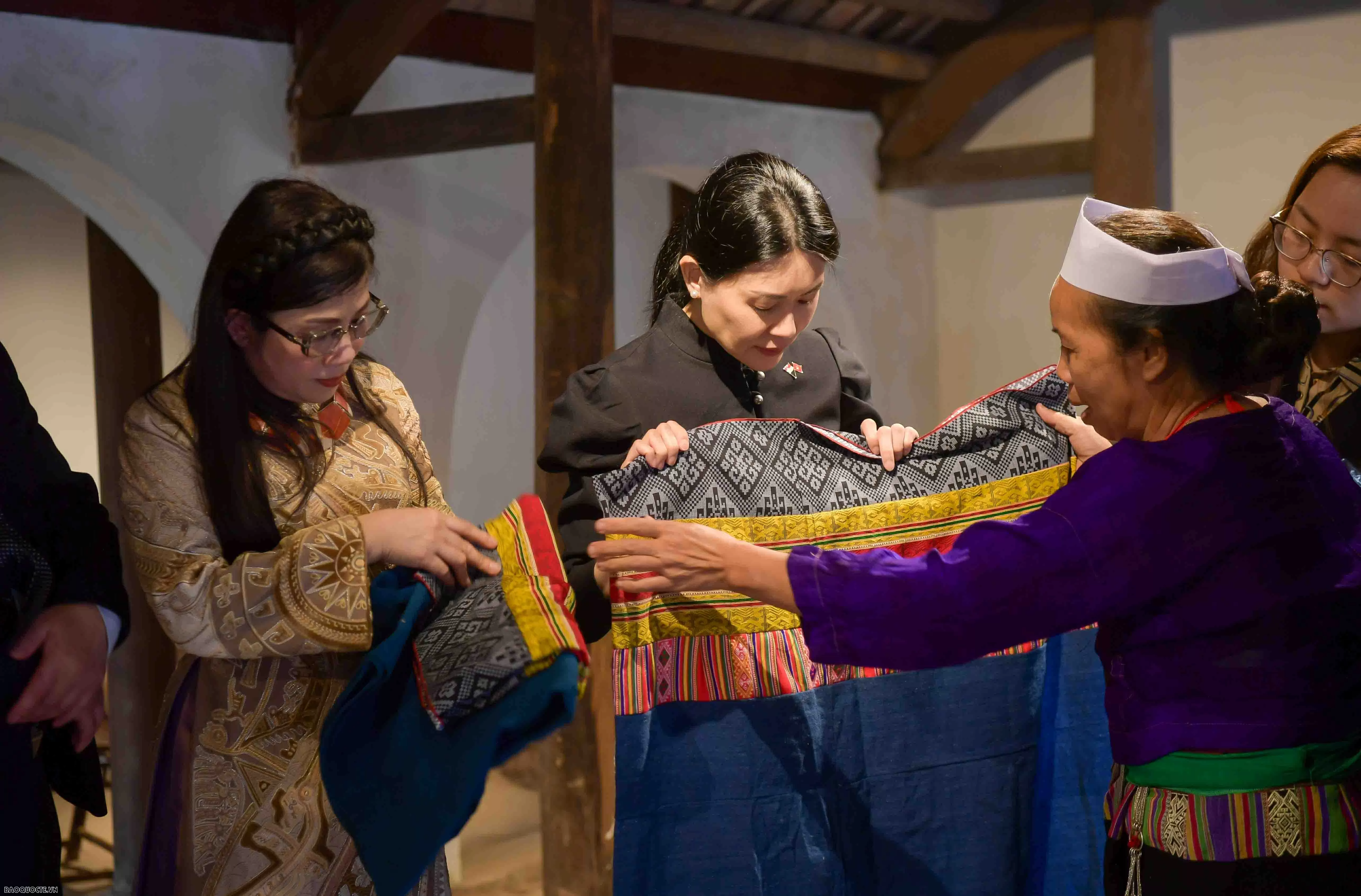 Phu nhân Thủ tướng tham quan bảo tàng dân tộc học