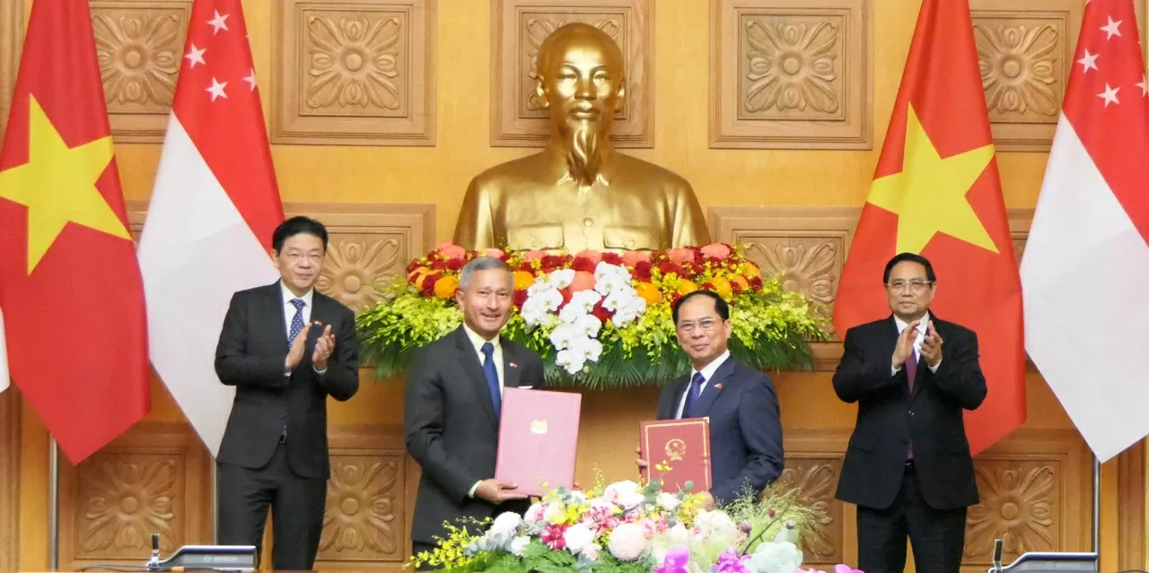 Thủ tướng Phạm Minh Chính và Thủ tướng Singapore Lawrence Wong chứng kiến trao Ý định thư về hợp tác xây dựng Chương trình Hành động triển khai quan hệ Đối tác Chiến lược toàn diện giai đoạn 2025 – 2030 giữa Bộ Ngoại giao hai nước.(Ảnh:Thành Long)