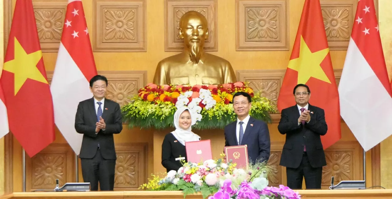 Thủ tướng Phạm Minh Chính và Thủ tướng Singapore Lawrence Wong chứng kiến trao Bản ghi nhớ về hợp tác trong lĩnh vực phát triển số và đổi mới sáng tạo giữa Bộ Khoa học và Công nghệ Việt Nam và Bộ Phát triển số và Thông tin Singapore. (Ảnh:Thành Long)