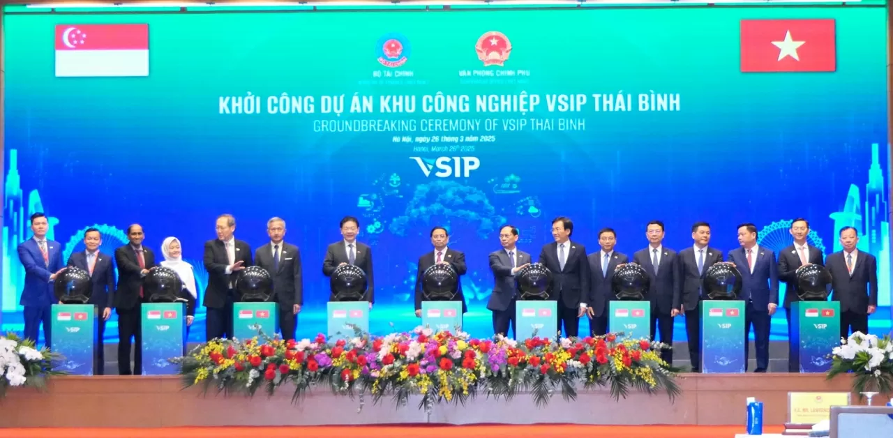 Thủ tướng Phạm Minh Chính và Thủ tướng Cộng hòa Singapore Lawrence Wong thực hiện nghi thức khởi công Dự án Khu công nghiệp VSIP Thái Bình.(Ảnh:Thành Long)