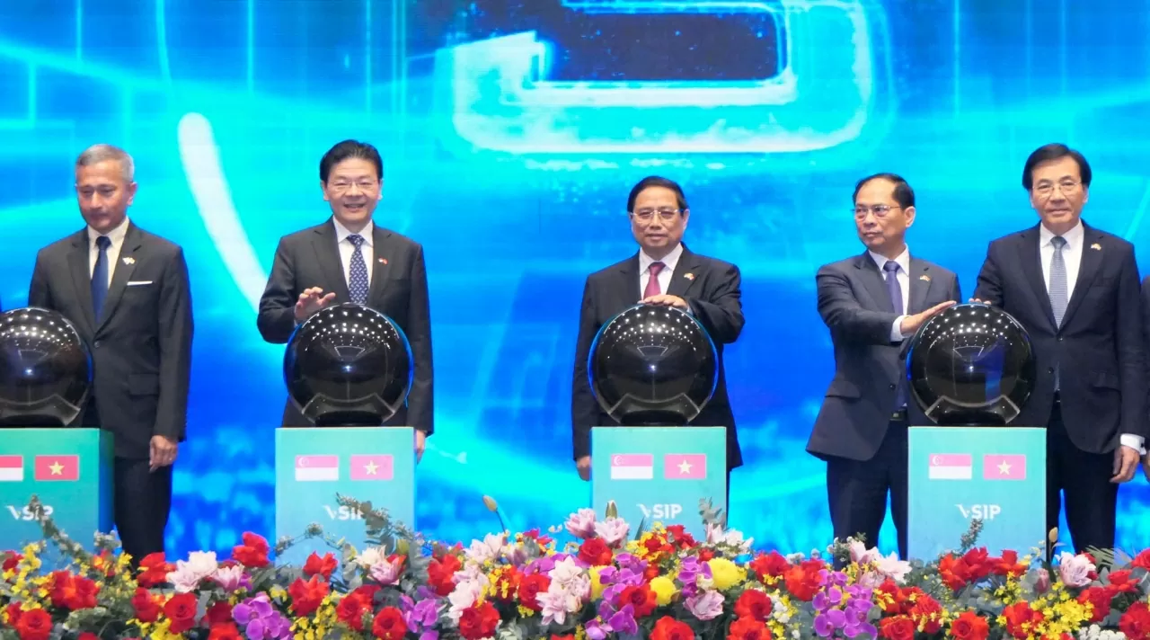Thủ tướng Phạm Minh Chính và Thủ tướng Cộng hòa Singapore Lawrence Wong thực hiện nghi thức khởi công Dự án Khu công nghiệp VSIP Thái Bình.(Ảnh:Thành Long)