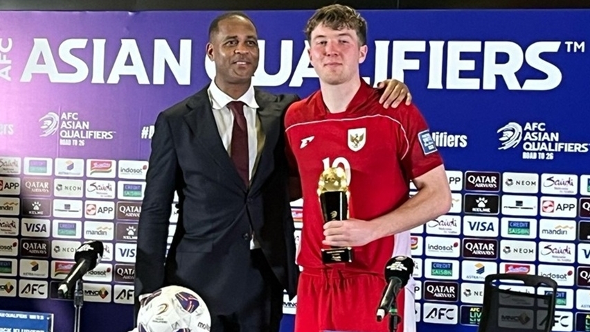 HLV Kluivert mừng tưng bừng sau trận thắng đầu tiên với đội tuyển Indonesia