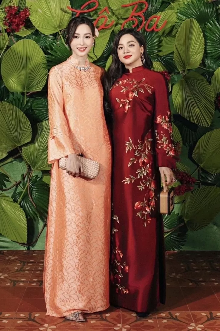 Dự tiệc sinh nhật một người bạn theo phong cách 'cô Ba Sài Gòn', Đặng Thu Thảo diện áo dài suông rộng. Trên tay, cô cầm chiếc Stretch Knot Bag kinh điển của Bottega Veneta, giá 4.500 USD (khoảng 115 triệu đồng). Món phụ kiện có tông màu cam nude, đồng điệu với trang phục của Đặng Thu Thảo. Dự tiệc sinh nhật một người bạn theo phong cách 'cô Ba Sài Gòn', Đặng Thu Thảo diện áo dài suông rộng. Trên tay, cô cầm chiếc Stretch Knot Bag kinh điển của Bottega Veneta, giá 4.500 USD (khoảng 115 triệu đồng). Món phụ kiện có tông màu cam nude, đồng điệu với trang phục của Đặng Thu Thảo.