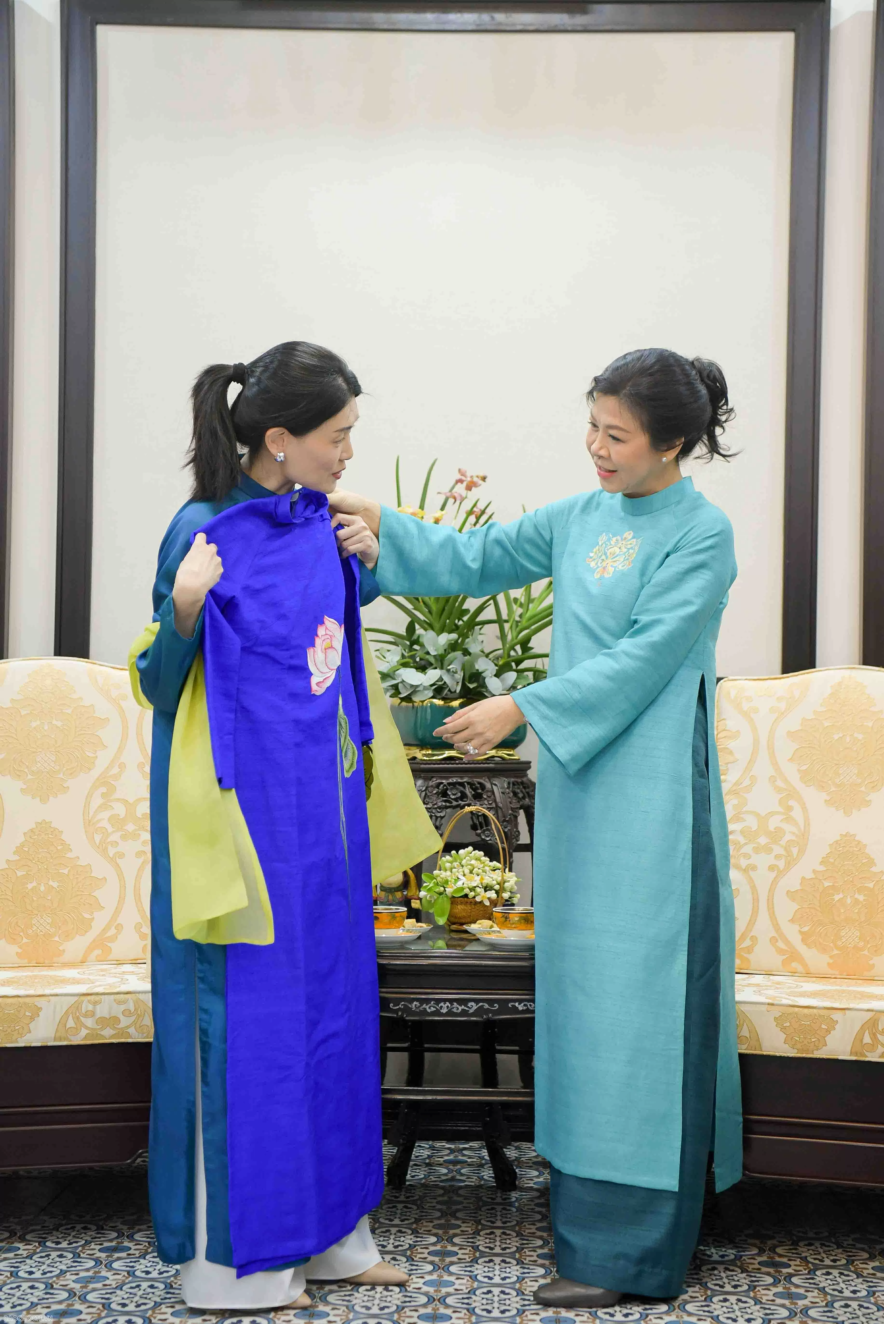 Điều đặc biệt từ món quà hai Phu nhân Tổng bí thư và Phu nhân Thủ tướng Singapore dành tặng nhau