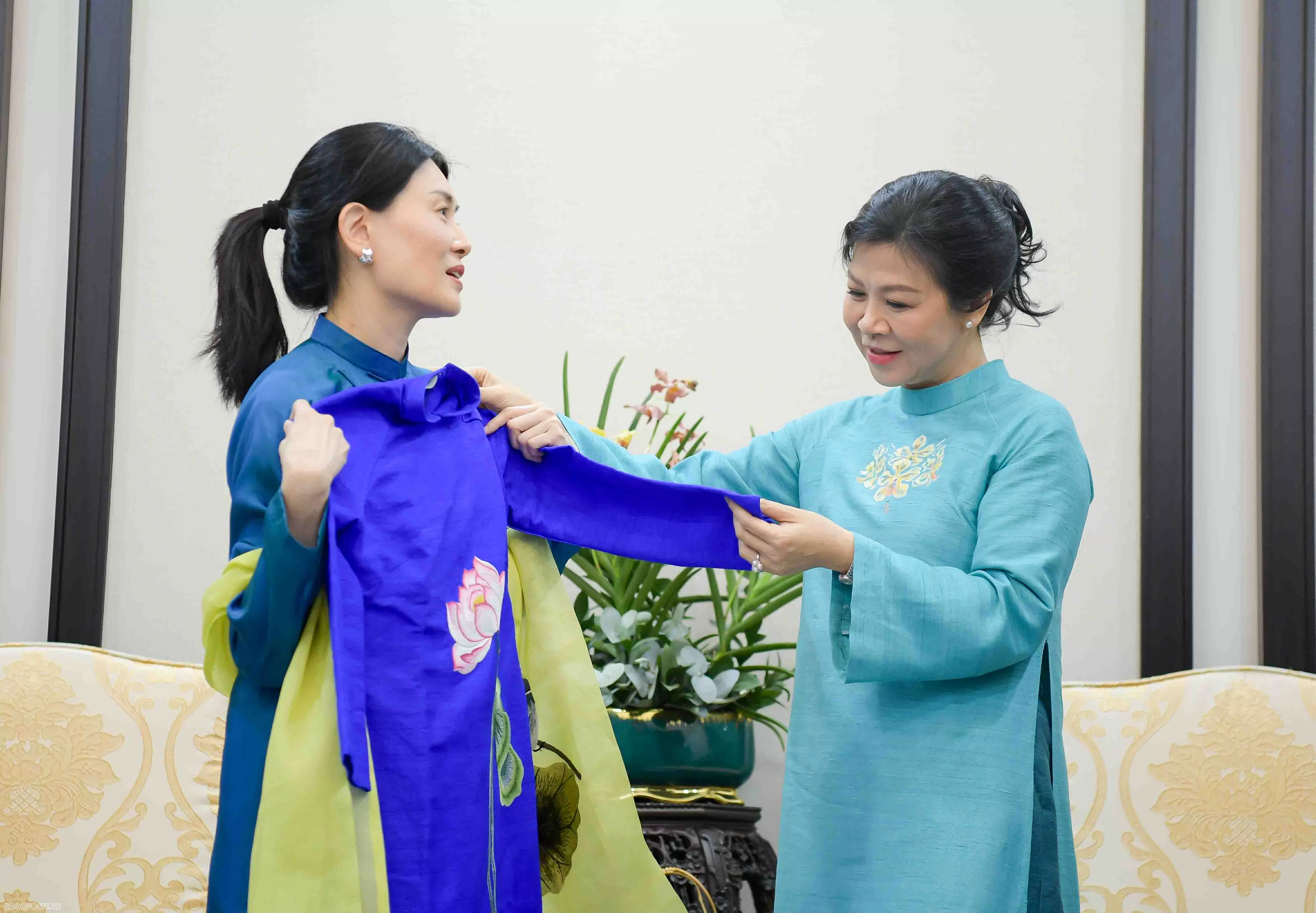 Điều đặc biệt từ món quà hai Phu nhân Tổng bí thư và Phu nhân Thủ tướng Singapore dành tặng nhau