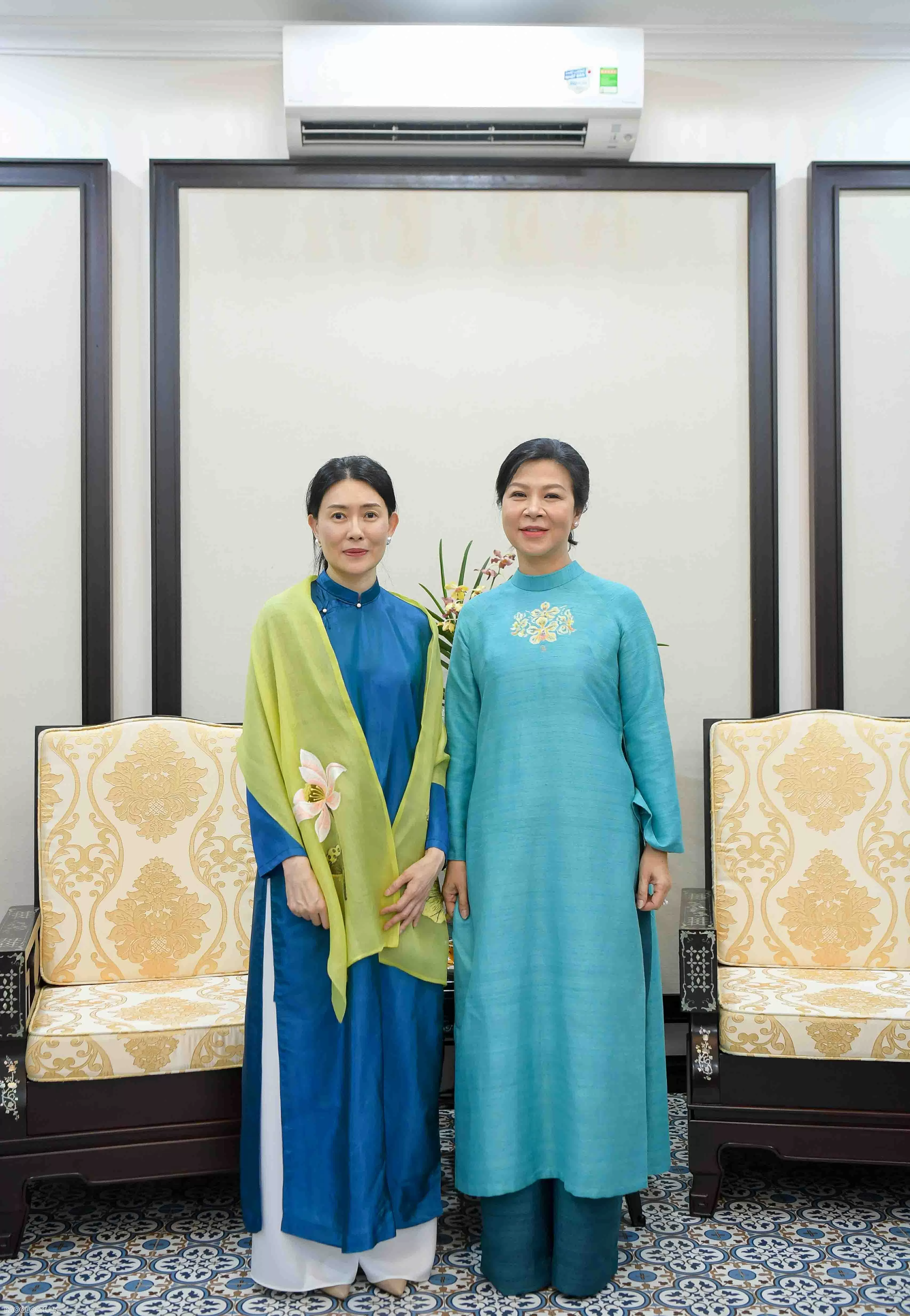 Điều đặc biệt từ món quà hai Phu nhân Tổng bí thư và Phu nhân Thủ tướng Singapore dành tặng nhau