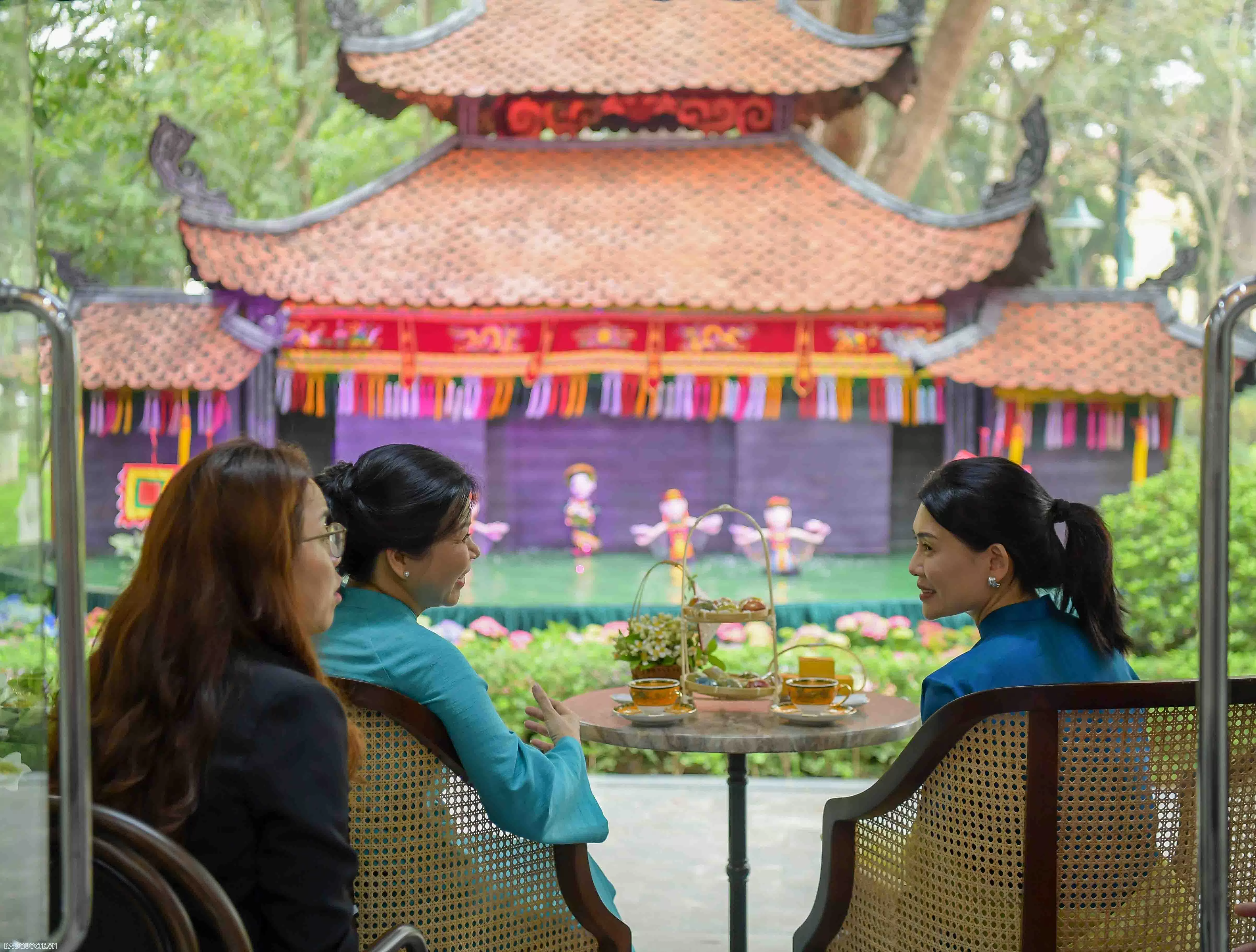 Điều đặc biệt từ món quà hai Phu nhân Tổng bí thư và Phu nhân Thủ tướng Singapore dành tặng nhau