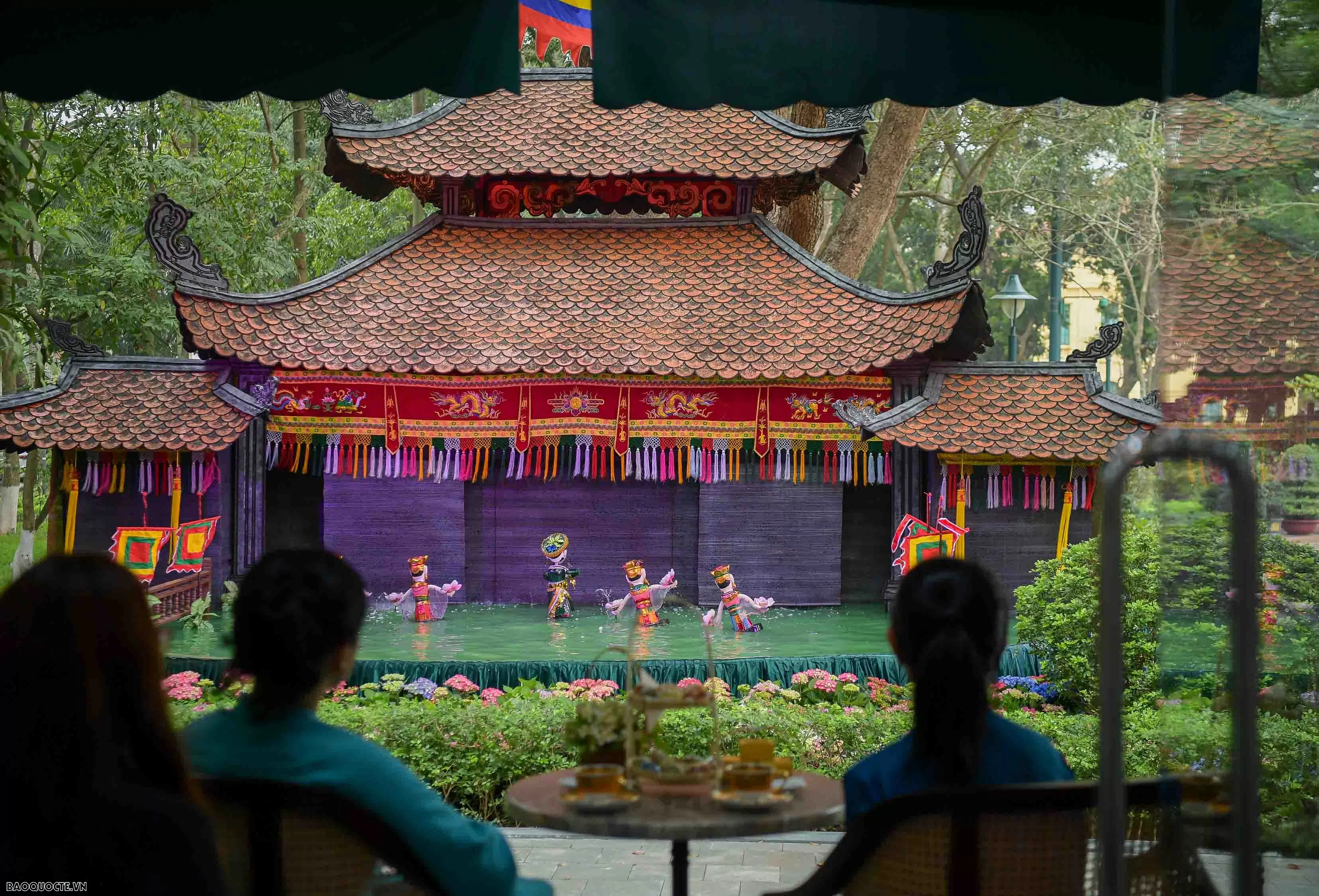 Điều đặc biệt từ món quà hai Phu nhân Tổng bí thư và Phu nhân Thủ tướng Singapore dành tặng nhau