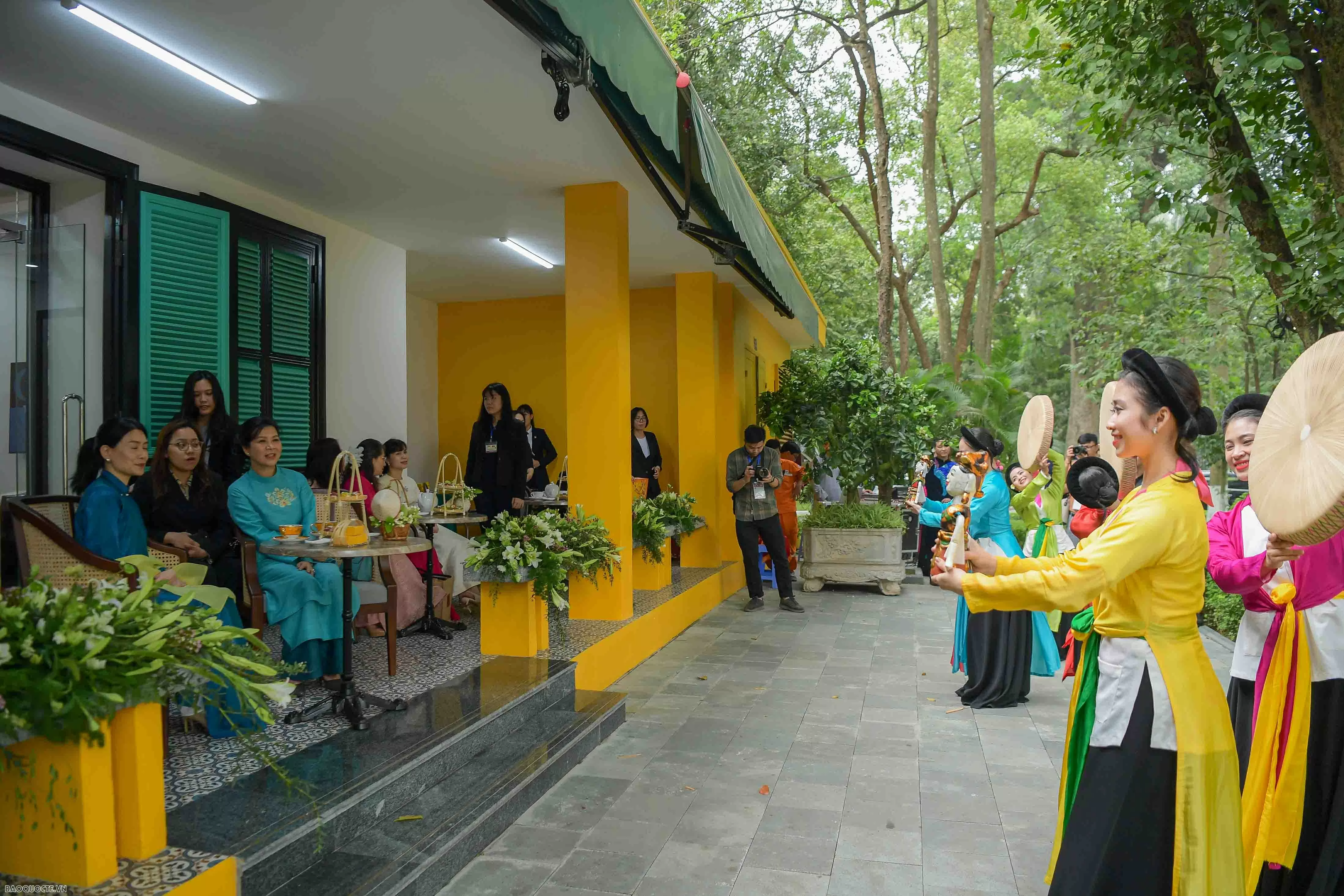 Điều đặc biệt từ món quà hai Phu nhân Tổng bí thư và Phu nhân Thủ tướng Singapore dành tặng nhau