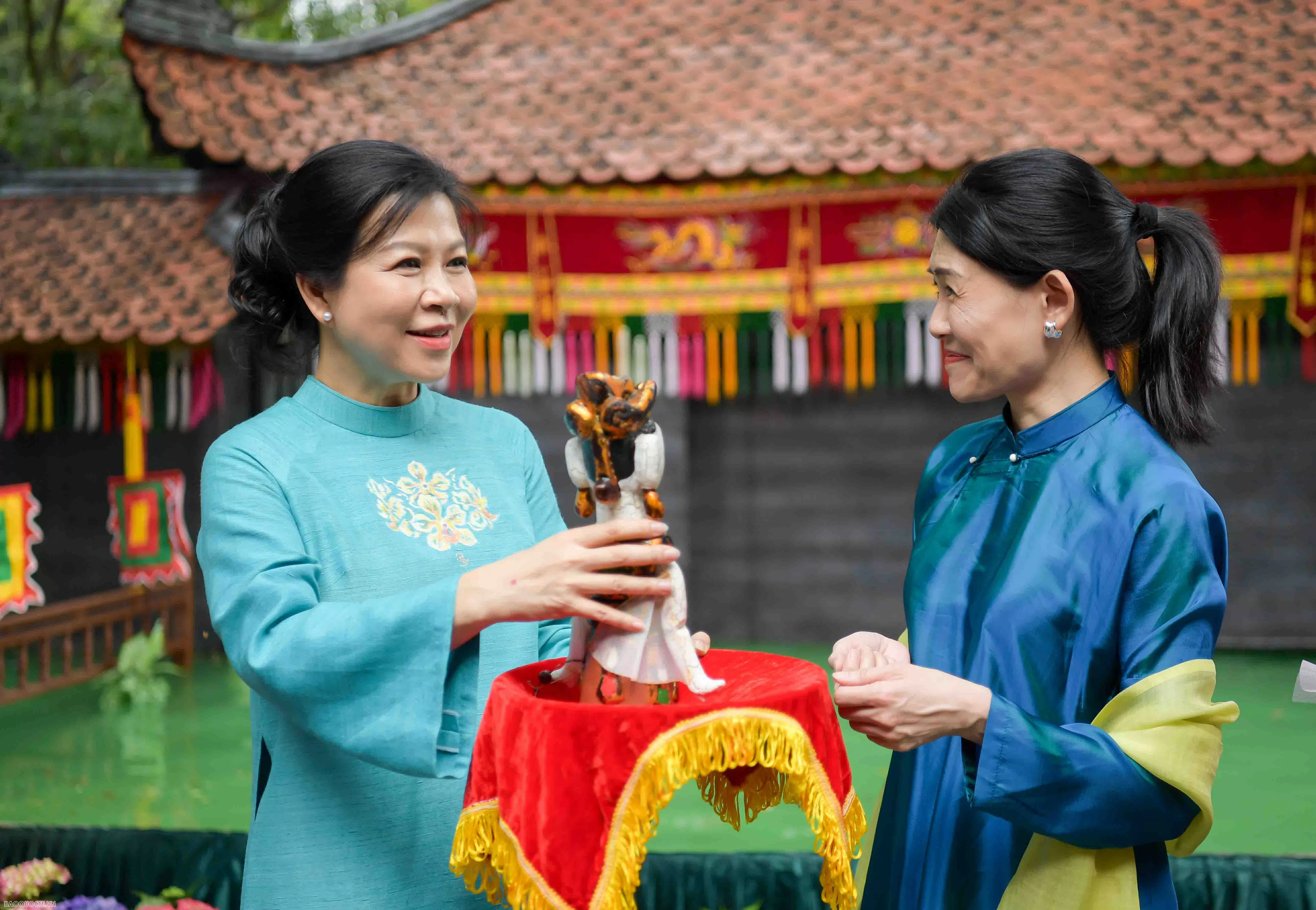 Điều đặc biệt từ món quà hai Phu nhân Tổng bí thư và Phu nhân Thủ tướng Singapore dành tặng nhau