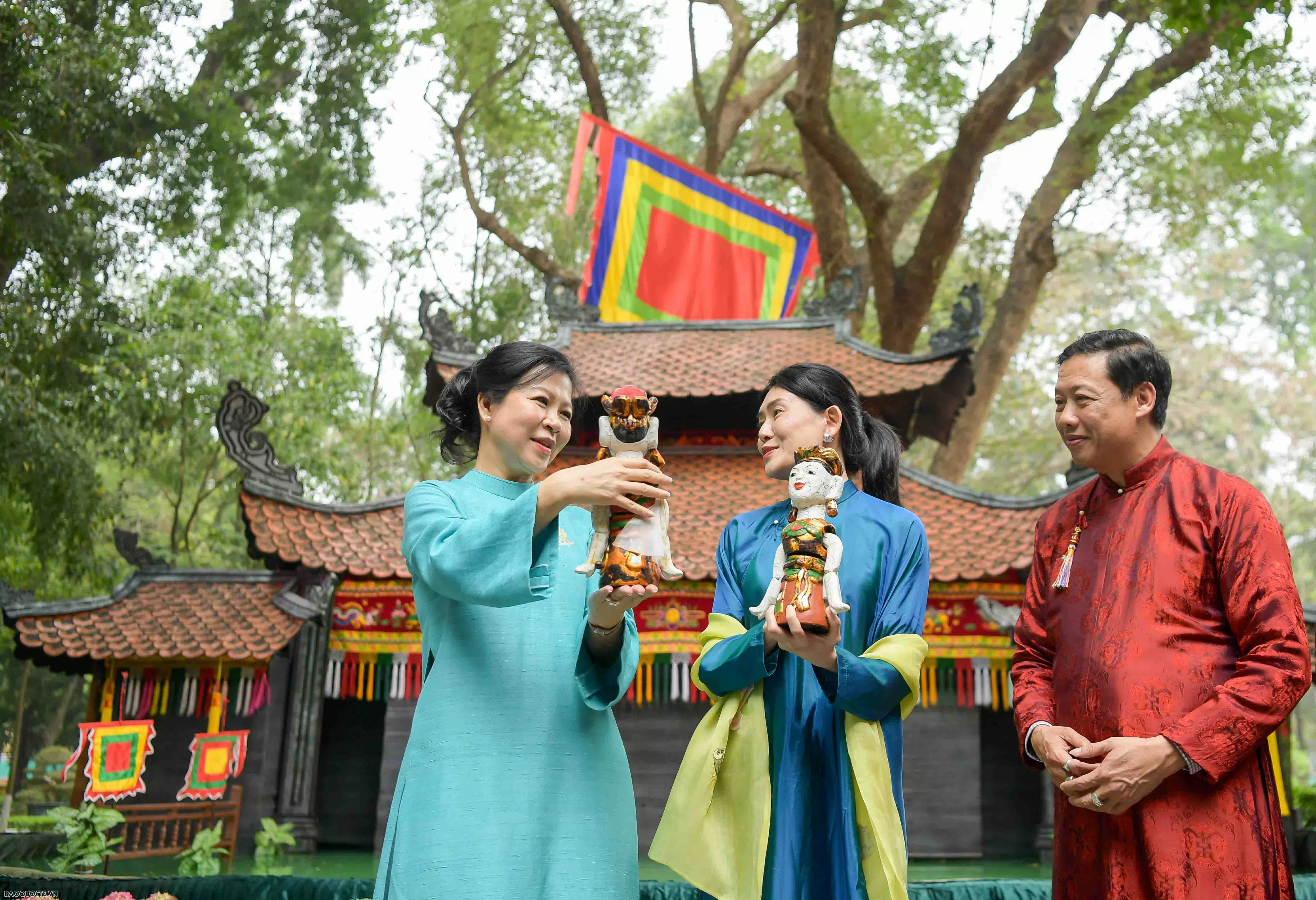 Điều đặc biệt từ món quà hai Phu nhân Tổng bí thư và Phu nhân Thủ tướng Singapore dành tặng nhau